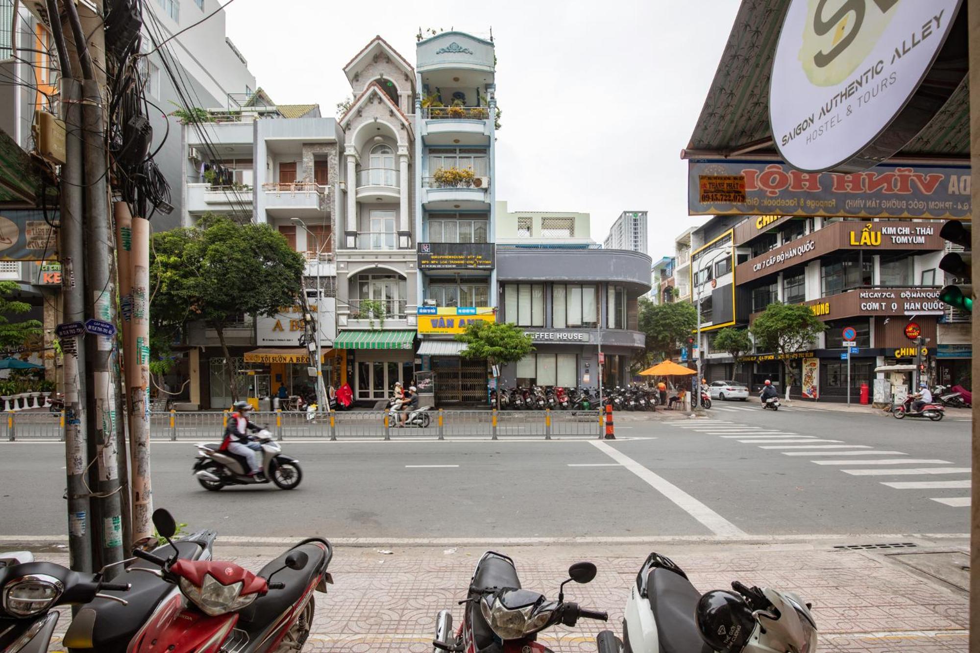 Hostel Saigon Authentic Alley - Daily Walking Morning Tour, Free Breakfast, Gym & Rooftop Billiard *