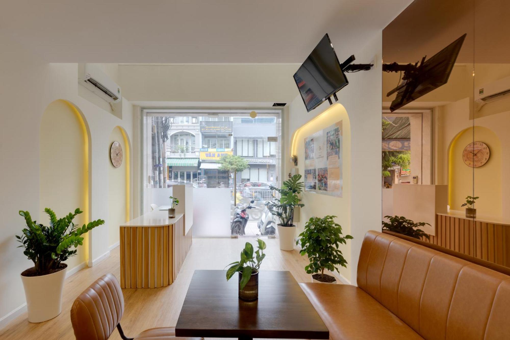 Saigon Authentic Alley - Daily Walking Morning Tour, Free Breakfast, Gym & Rooftop Billiard Hostel Ho Chi Minh City