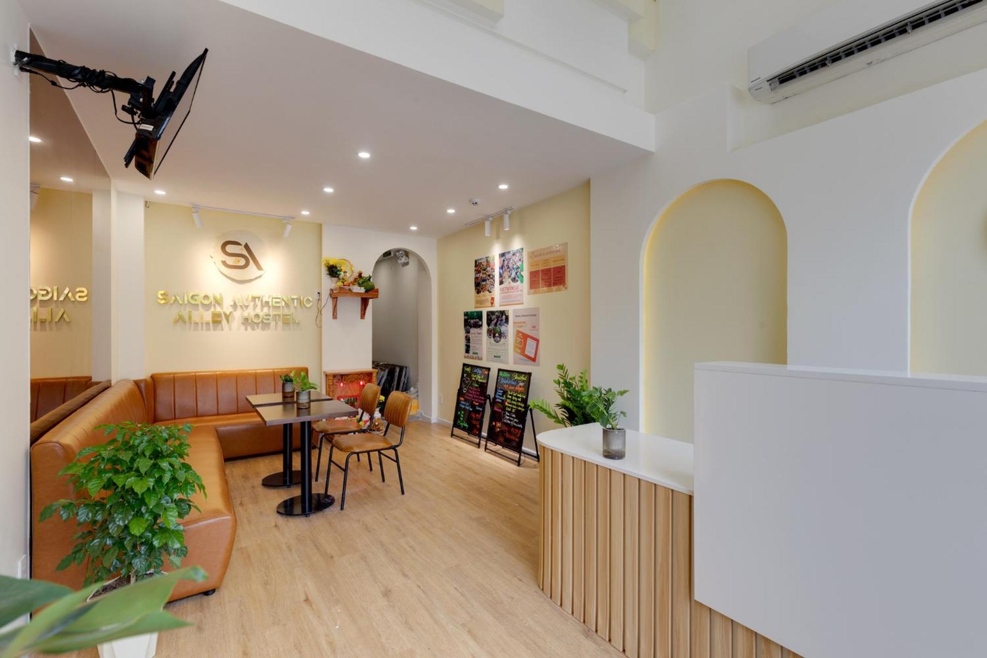 Hostel Saigon Authentic Alley - Daily Walking Morning Tour, Free Breakfast, Gym & Rooftop Billiard Ho Chi Minh City