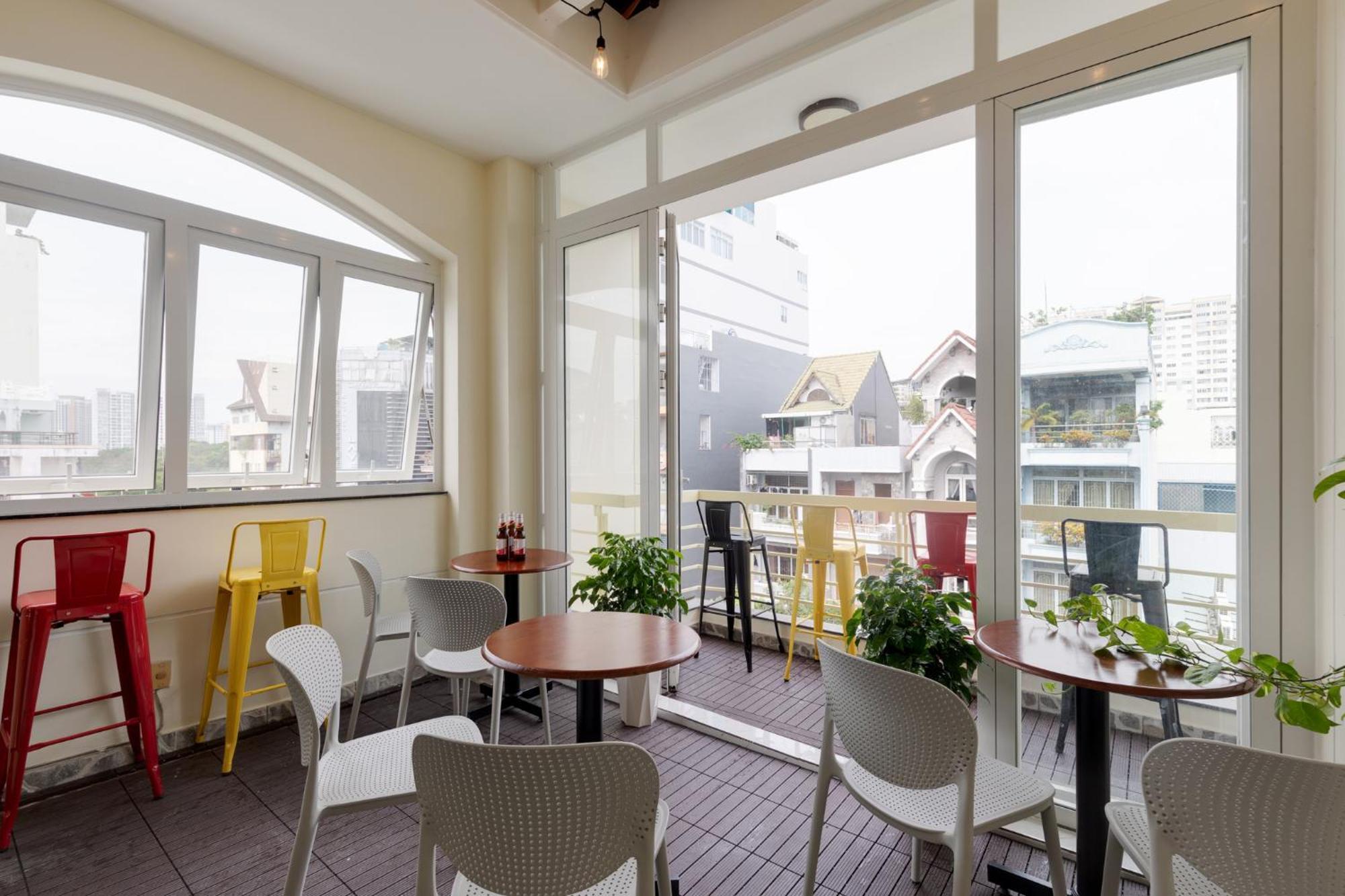 Hostel Saigon Authentic Alley - Daily Walking Morning Tour, Free Breakfast, Gym & Rooftop Billiard