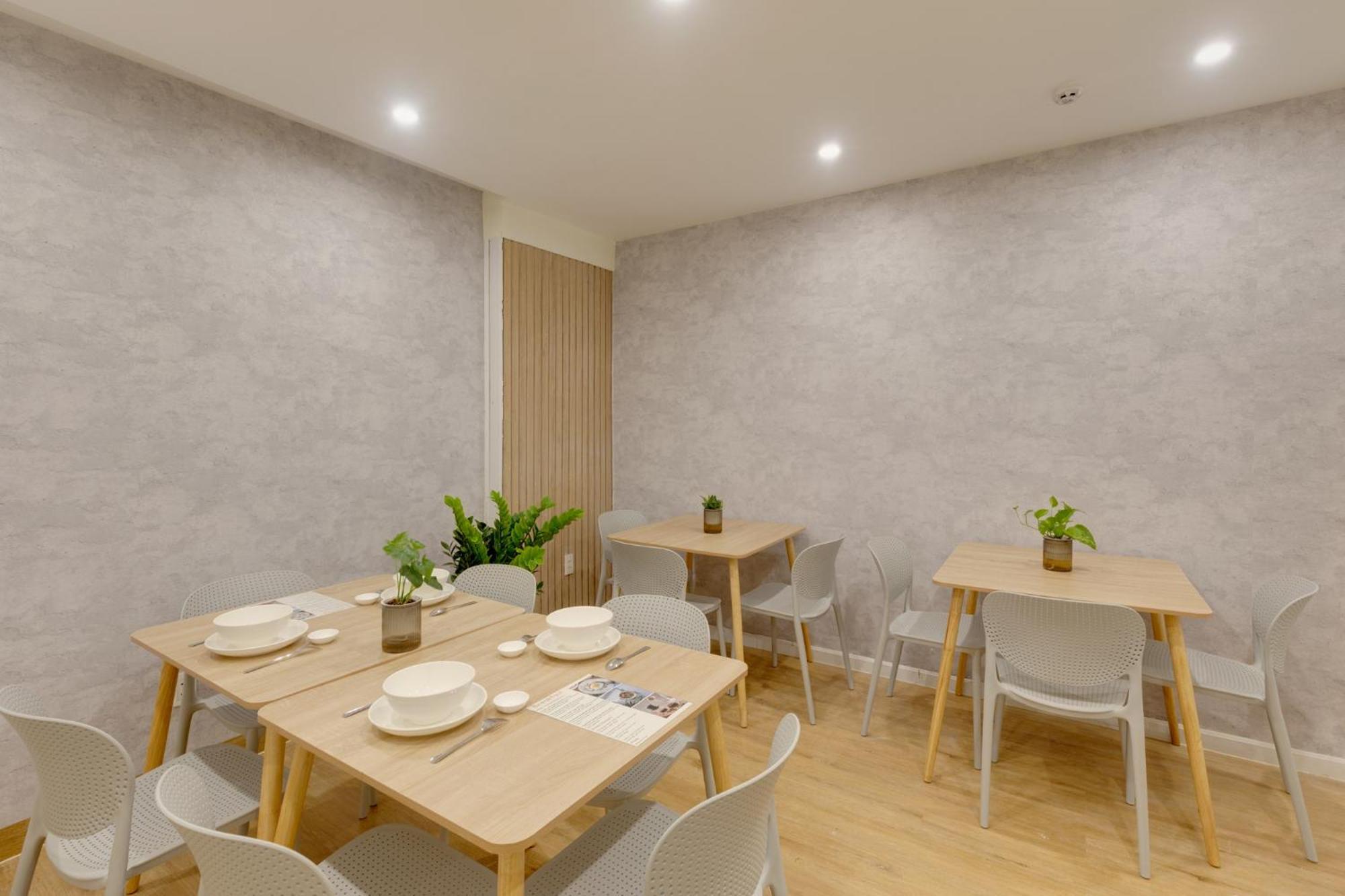 Hostel Saigon Authentic Alley - Daily Walking Morning Tour, Free Breakfast, Gym & Rooftop Billiard Ho Chi Minh City