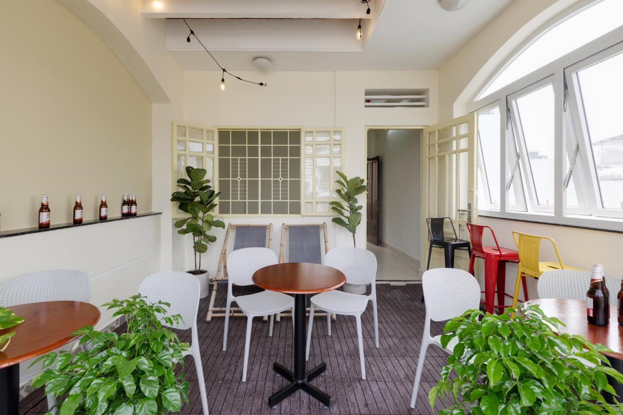 Hostel Saigon Authentic Alley - Daily Walking Morning Tour, Free Breakfast, Gym & Rooftop Billiard *