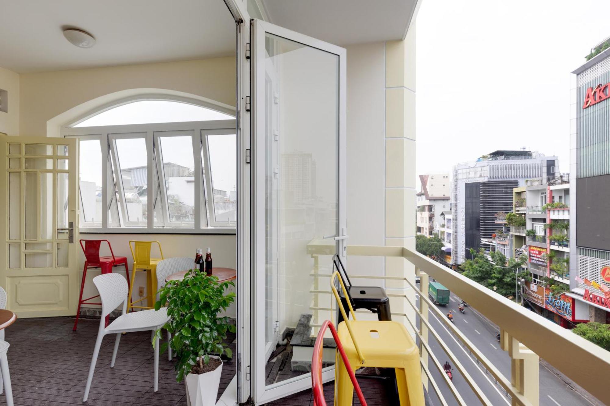 Hostel Saigon Authentic Alley - Daily Walking Morning Tour, Free Breakfast, Gym & Rooftop Billiard