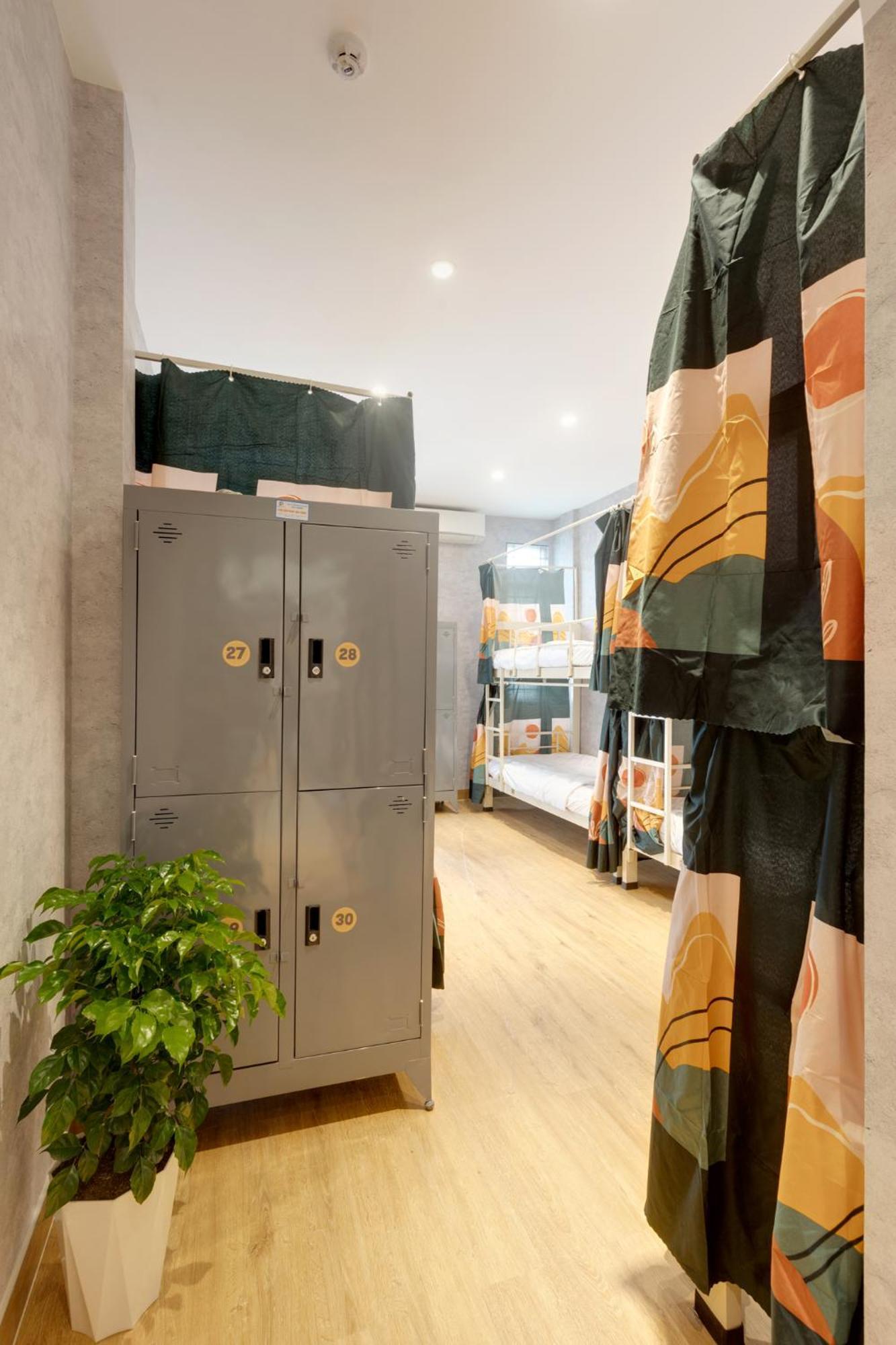 Saigon Authentic Alley - Daily Walking Morning Tour, Free Breakfast, Gym & Rooftop Billiard Hostel *