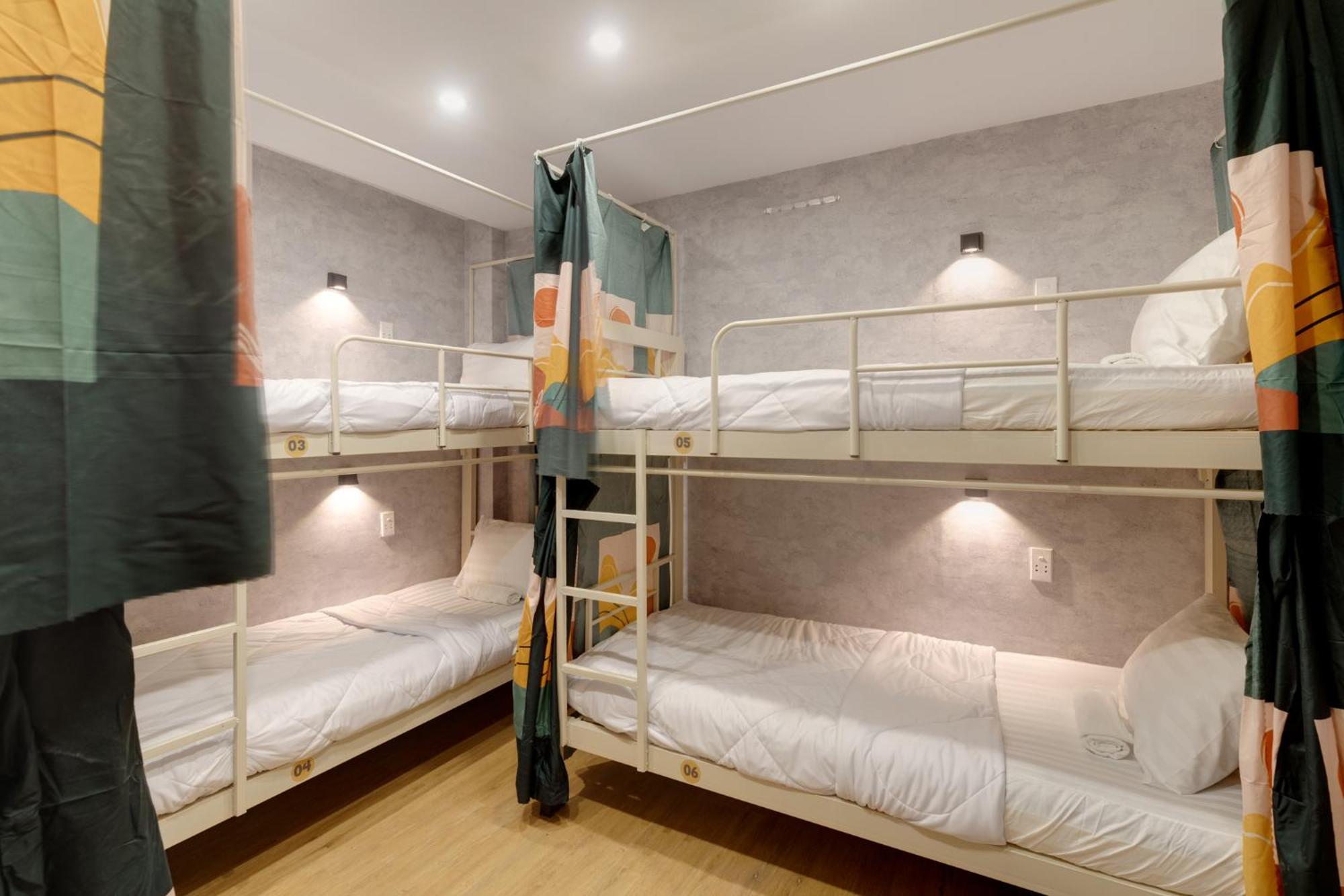 Hostel Saigon Authentic Alley - Daily Walking Morning Tour, Free Breakfast, Gym & Rooftop Billiard