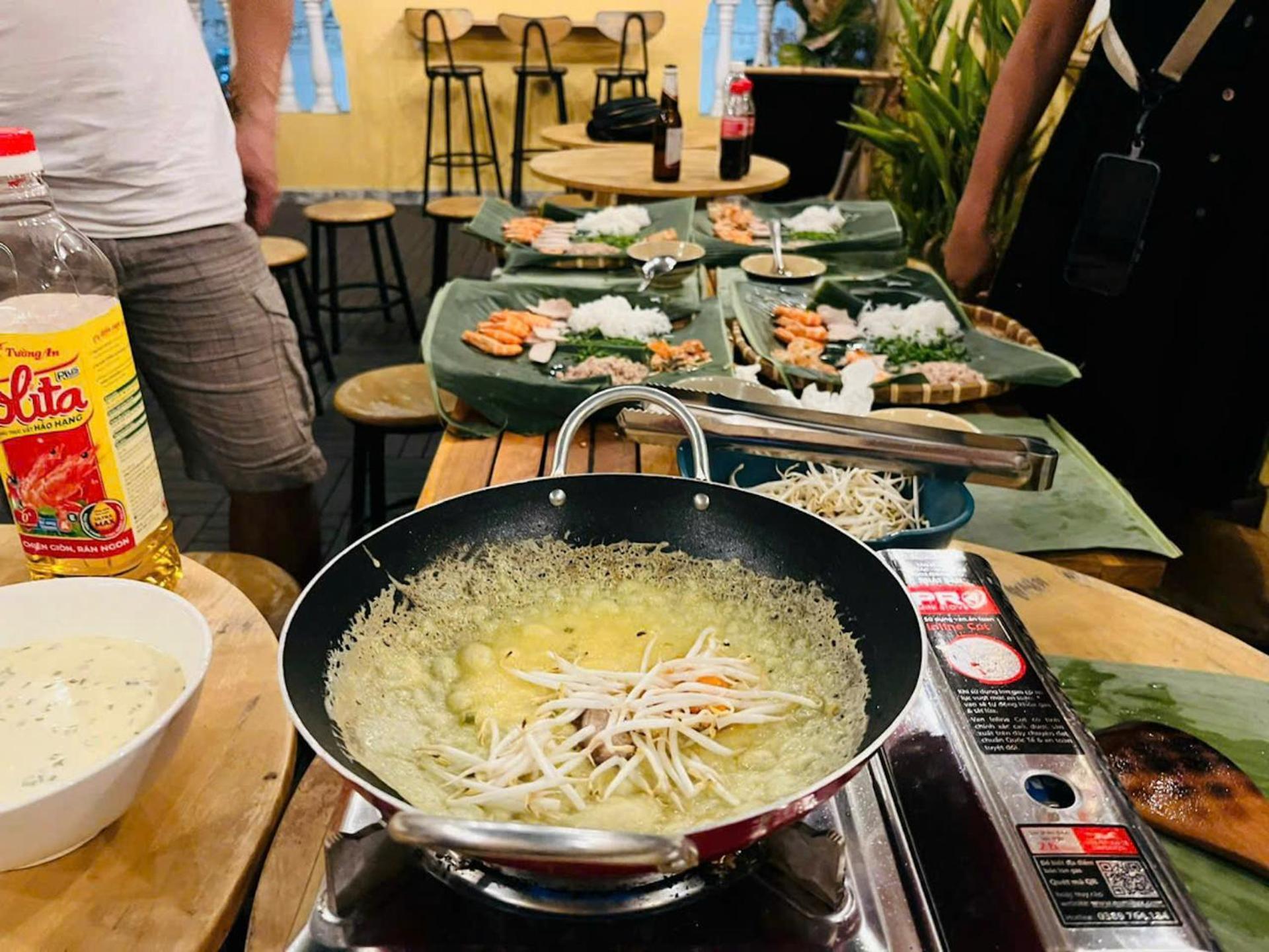 Hostel Saigon Authentic Alley - Daily Walking Morning Tour, Free Breakfast, Gym & Rooftop Billiard