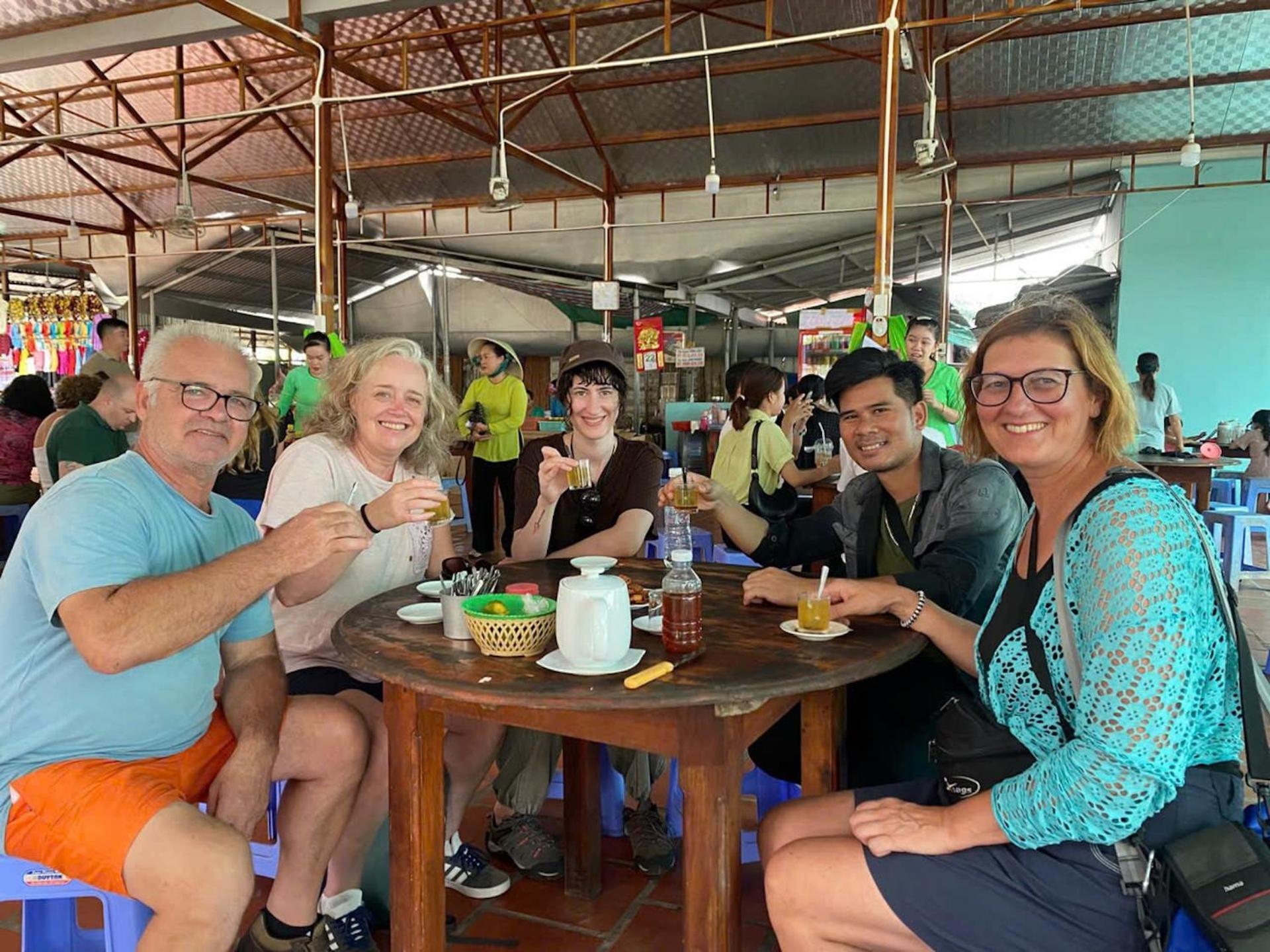 Hostel Saigon Authentic Alley - Daily Walking Morning Tour, Free Breakfast, Gym & Rooftop Billiard Ho Chi Minh City