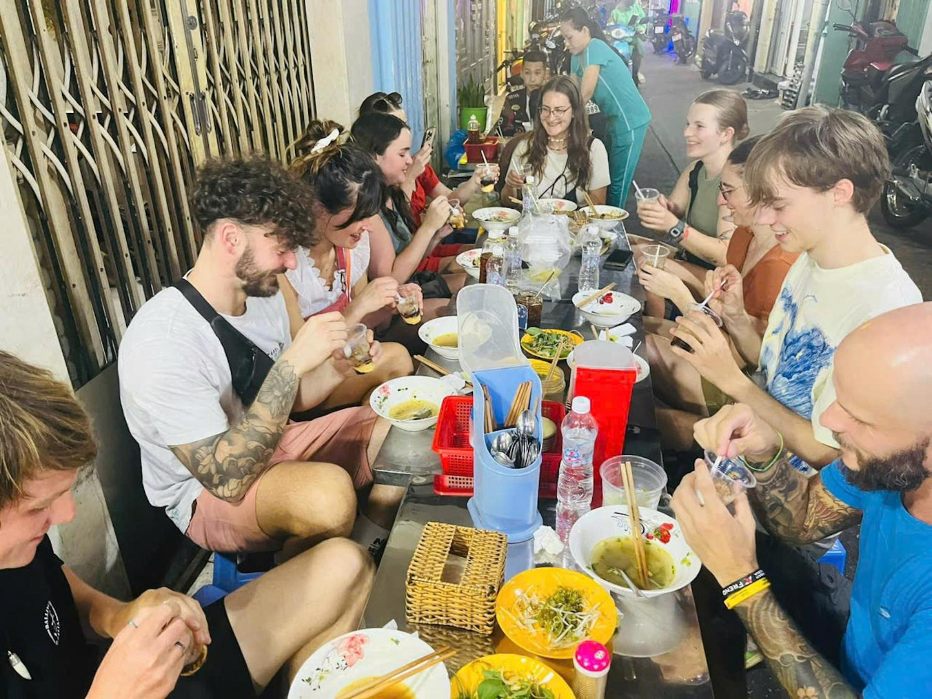 Hostel Saigon Authentic Alley - Daily Walking Morning Tour, Free Breakfast, Gym & Rooftop Billiard