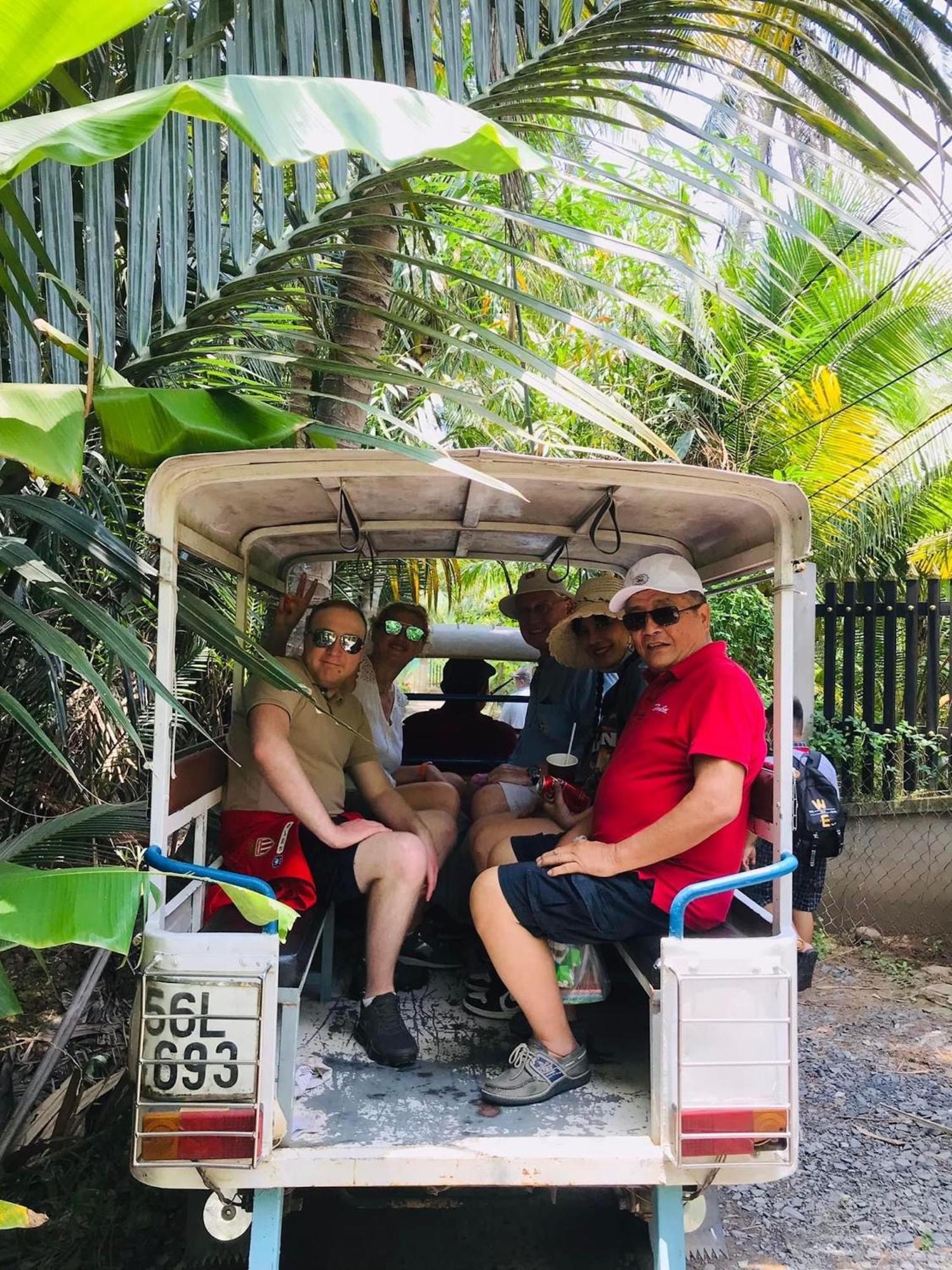 Hostel Saigon Authentic Alley - Daily Walking Morning Tour, Free Breakfast, Gym & Rooftop Billiard