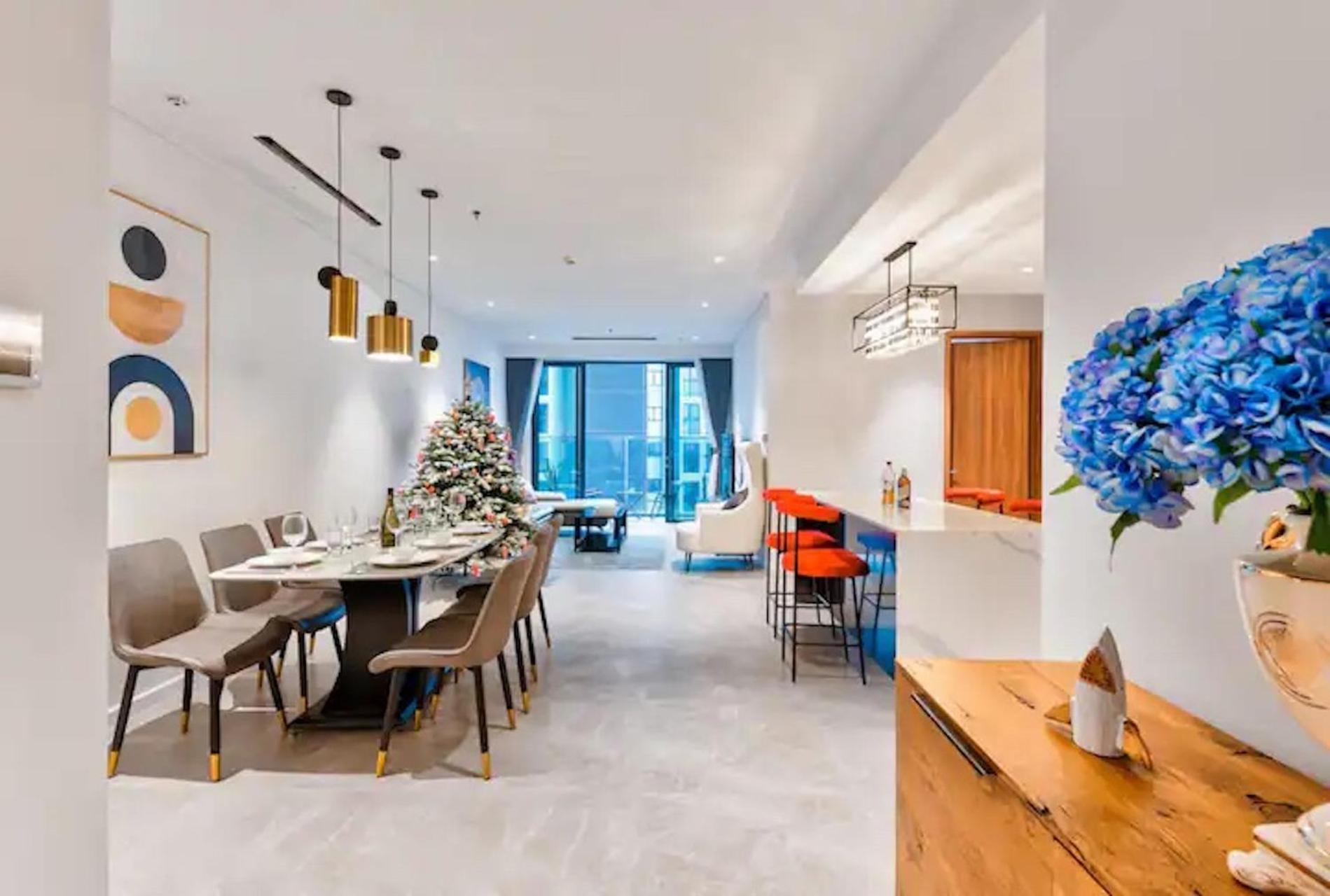 Metropole Hall River & Views Right In Heart Of The
