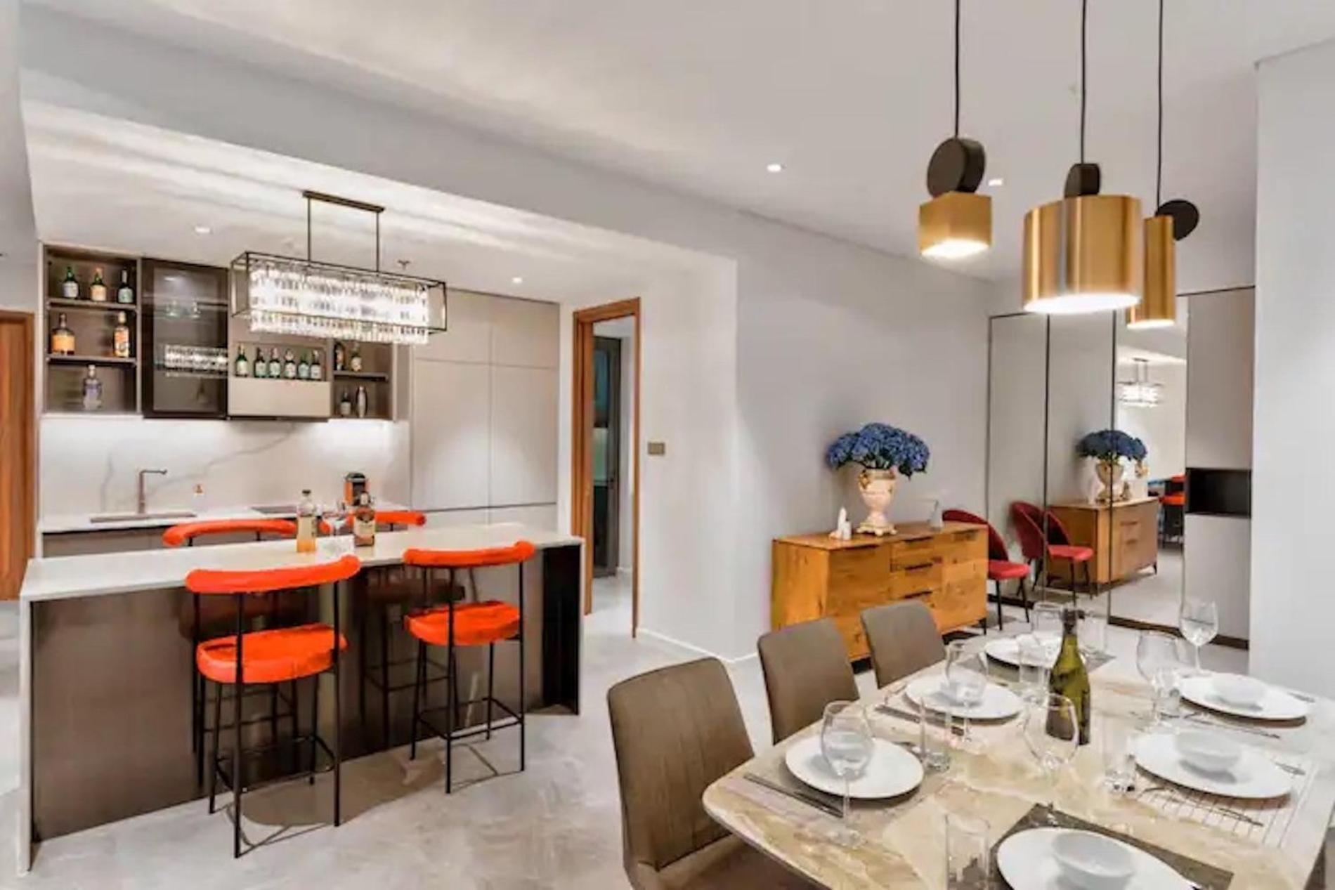 Metropole Hall River & Views Right In Heart Of The