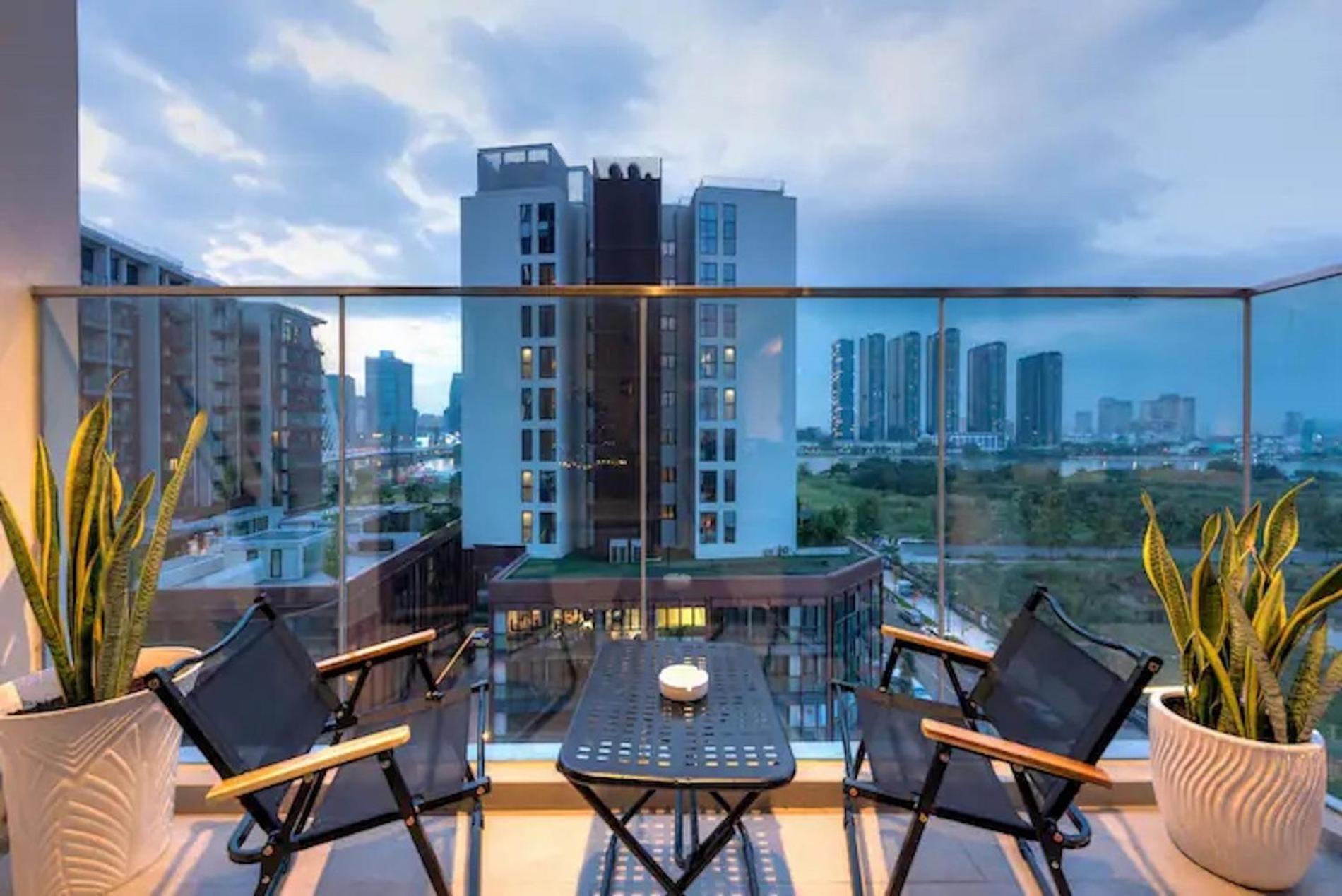 Apartment Metropole Hall River & Views Right In Heart Of The