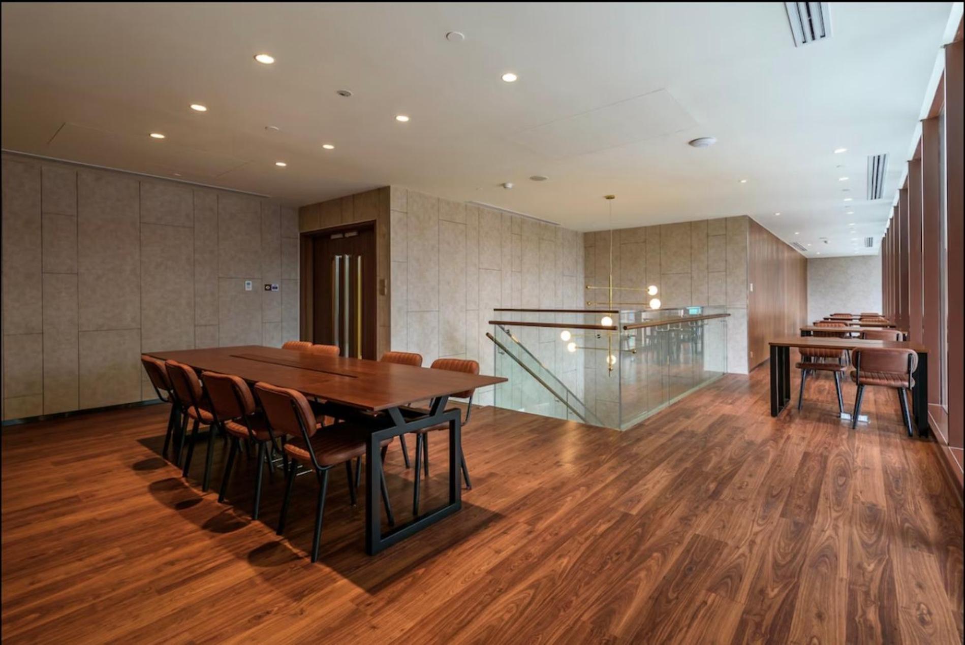 Apartment Metropole Hall River & Views Right In Heart Of The