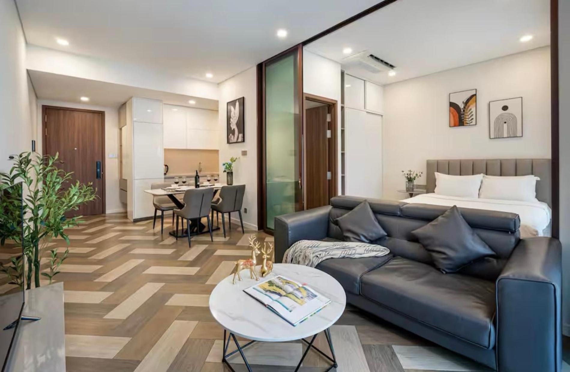 Metropole Hall River & Views Right In Heart Of The