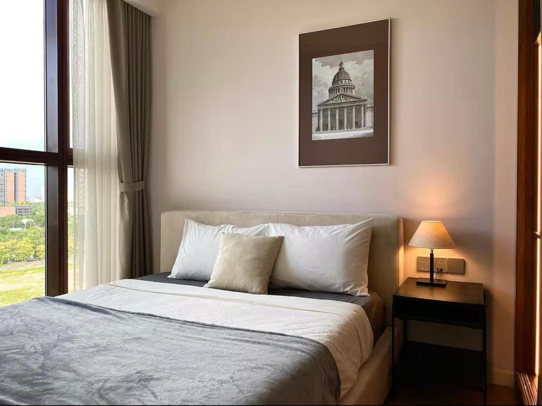 Metropole Hall River & Views Right In Heart Of The