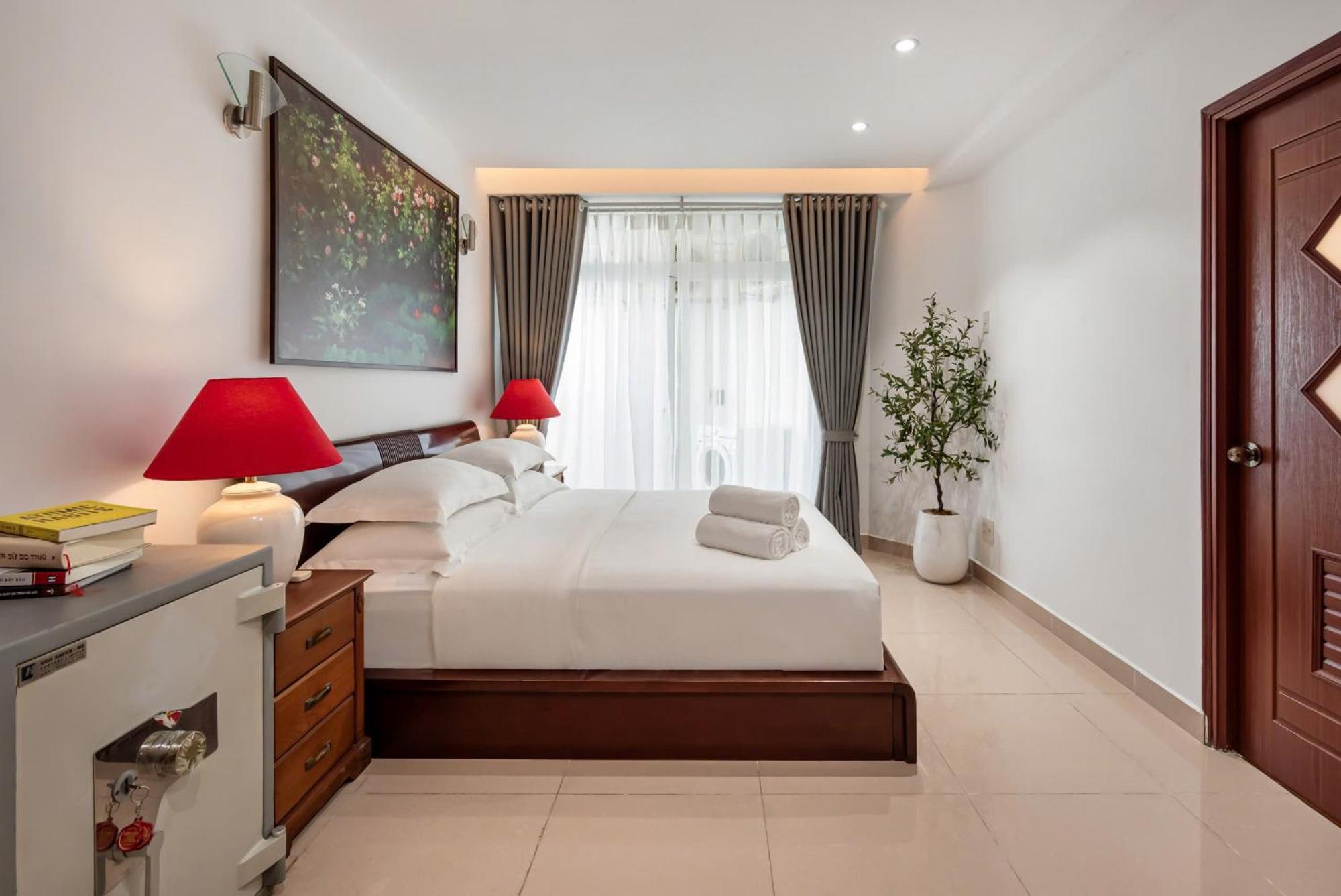 Apartment Otis - Balcony View - Steps From Bui Vien - International Plaza Building - District 1