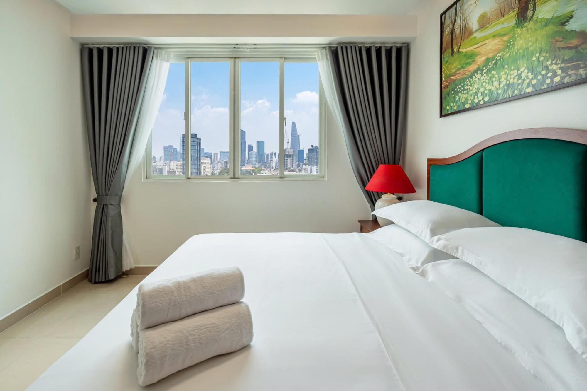 Otis - Balcony View - Steps From Bui Vien - International Plaza Building - District 1 *