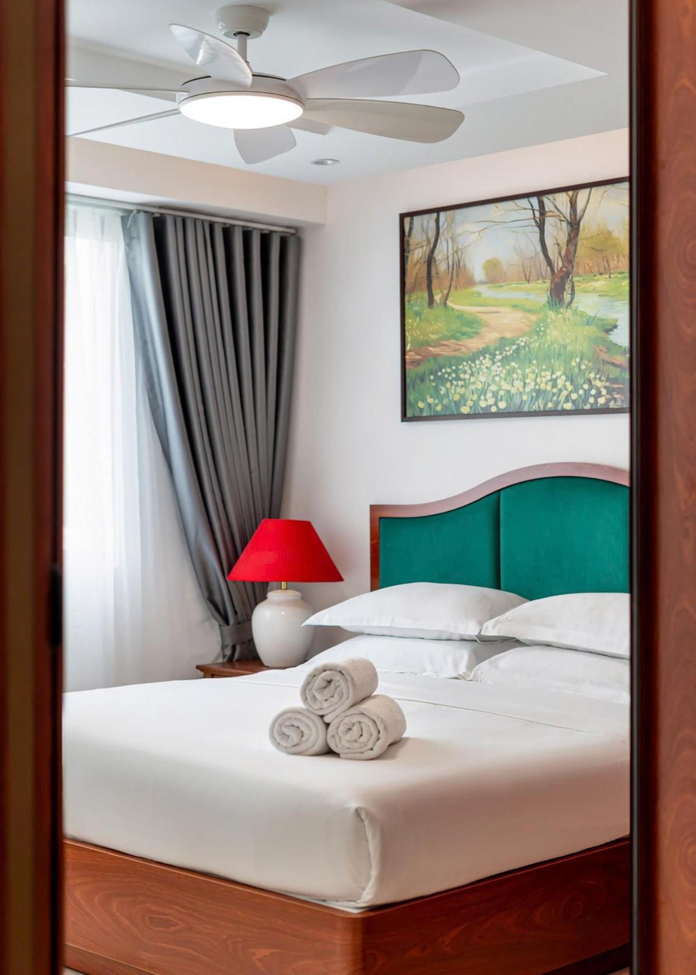 Otis - Balcony View - Steps From Bui Vien - International Plaza Building - District 1 Apartment Ho Chi Minh City
