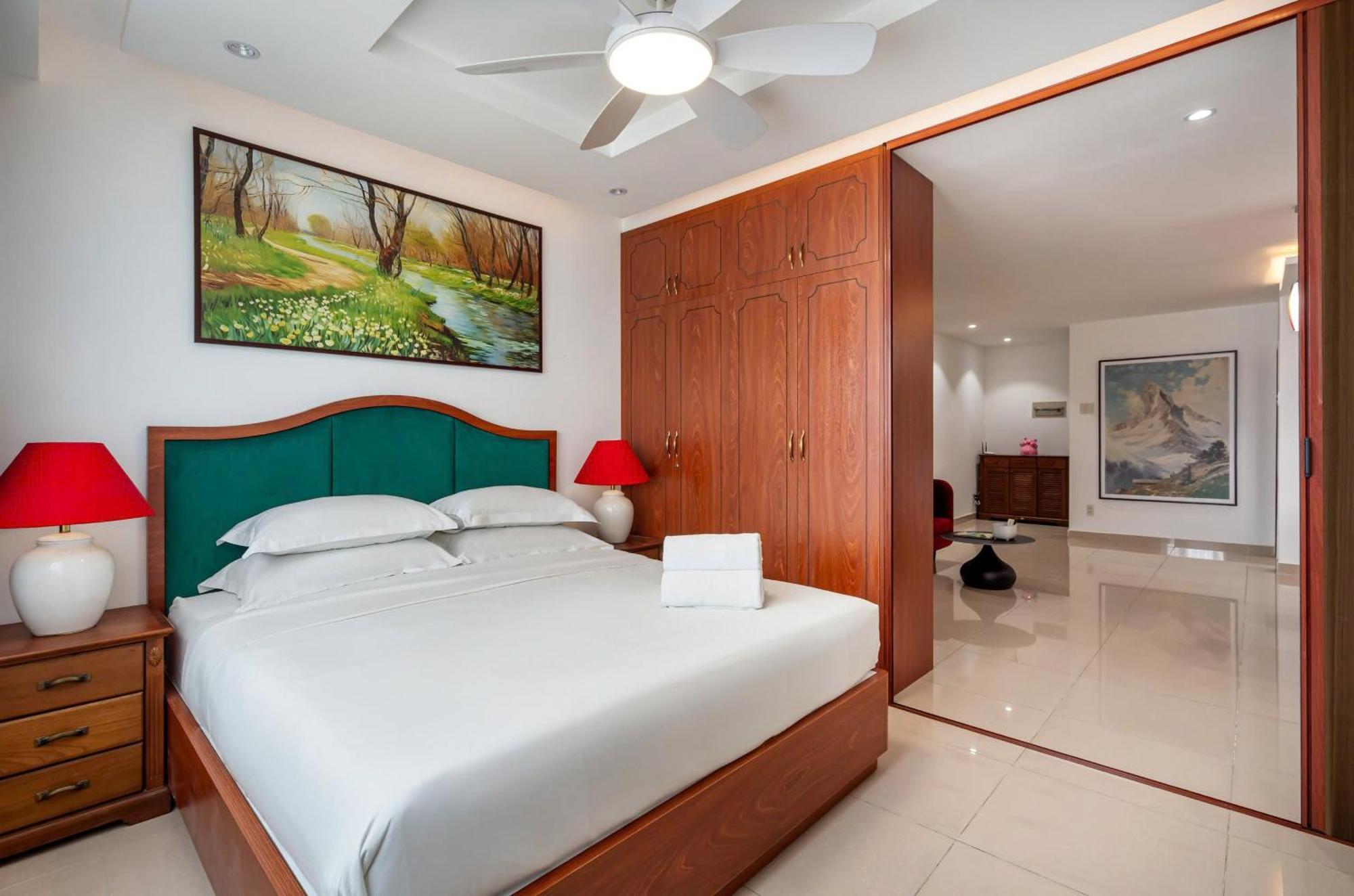 Apartment Otis - Balcony View - Steps From Bui Vien - International Plaza Building - District 1 Ho Chi Minh City