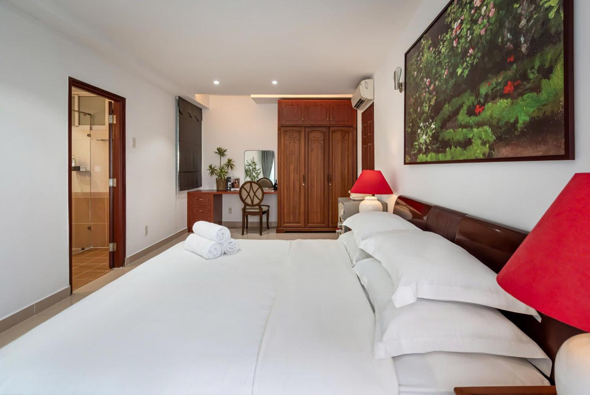 Otis - Balcony View - Steps From Bui Vien - International Plaza Building - District 1 Apartment