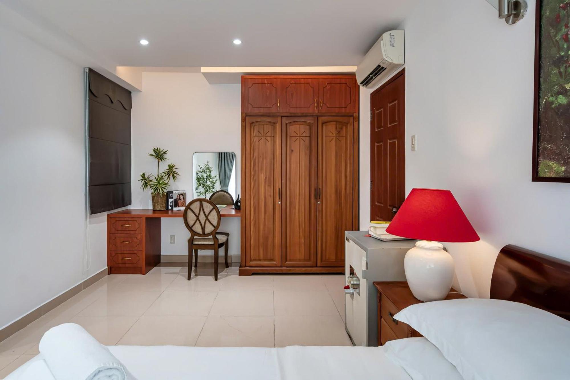 Otis - Balcony View - Steps From Bui Vien - International Plaza Building - District 1 Apartment Ho Chi Minh City