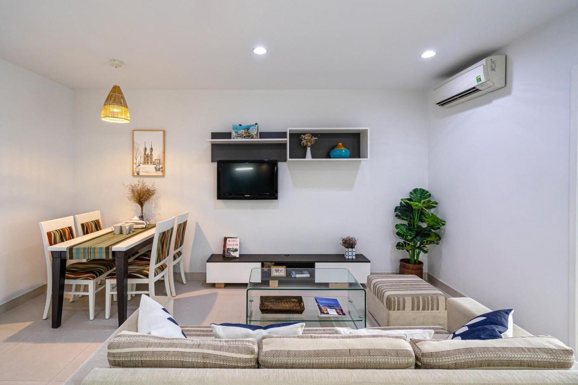 Apartment Otis - Balcony View - Steps From Bui Vien - International Plaza Building - District 1 *