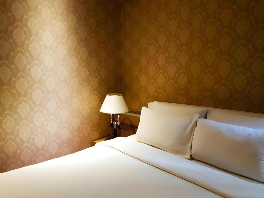 Hotel The White 8a Thai Lung Ho Chi Minh City