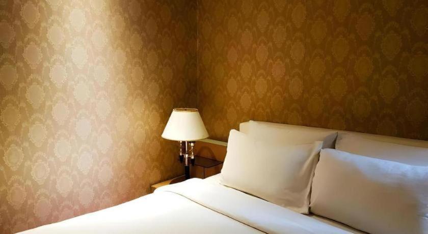 Hotel The White 8a Thai Lung Ho Chi Minh City