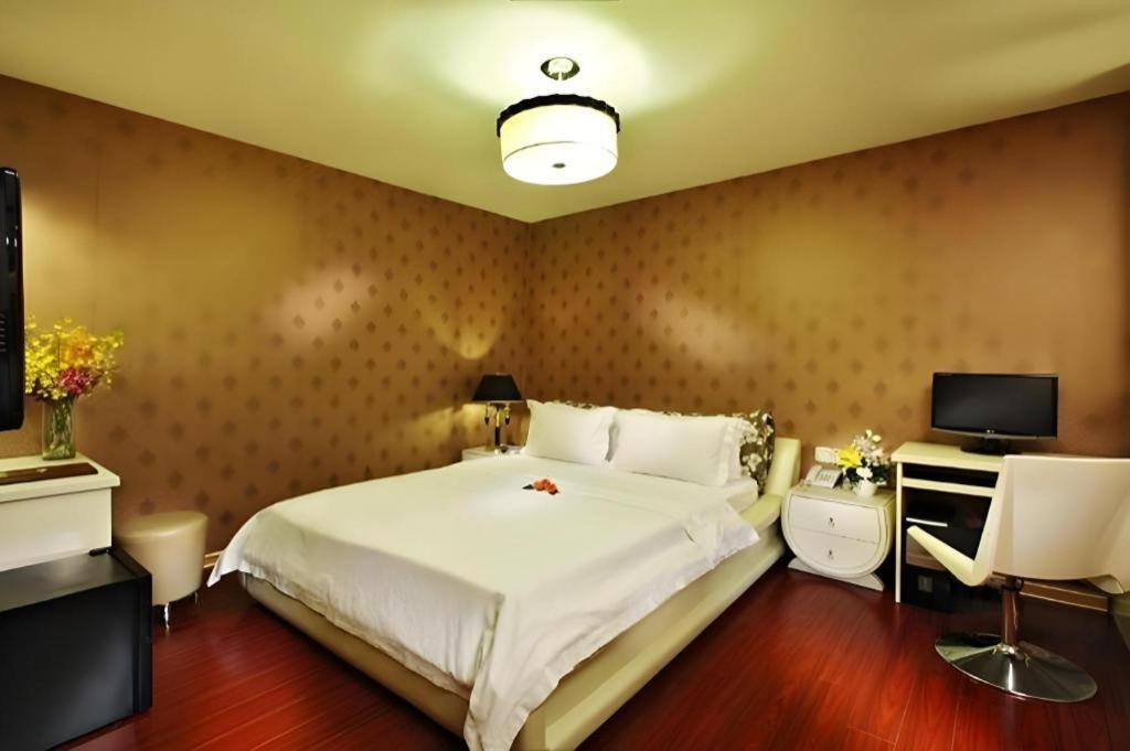 The White 8a Thai Lung Hotel