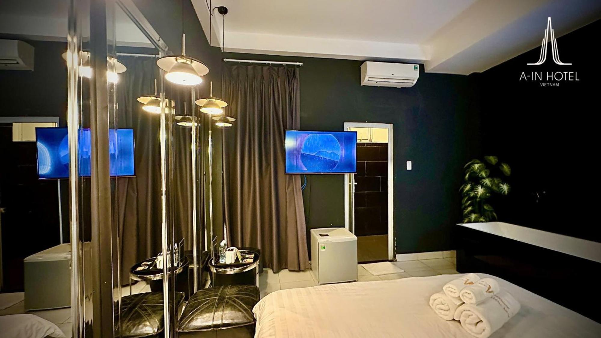 A In Glamour Hotel