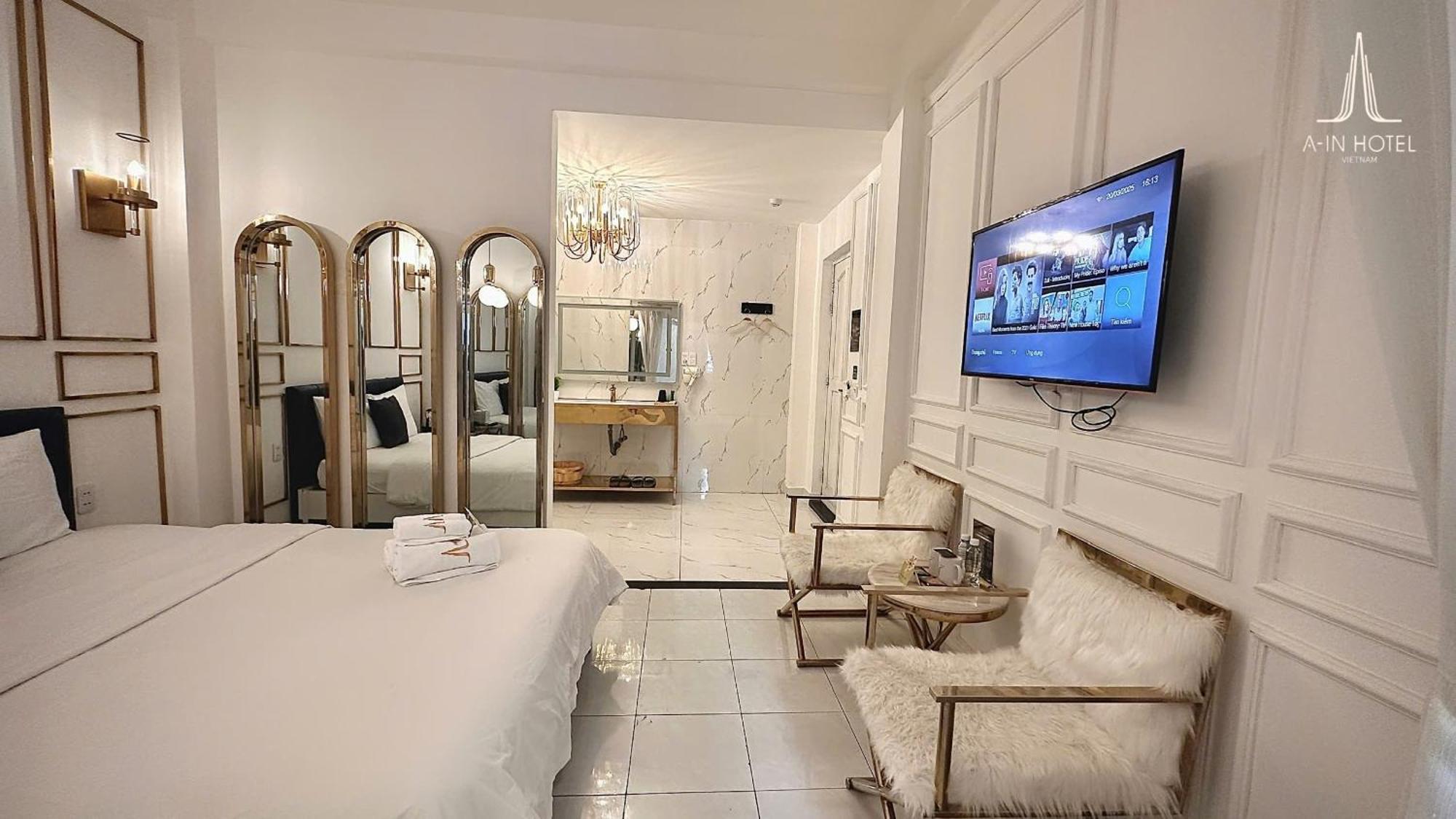 A In Glamour Hotel