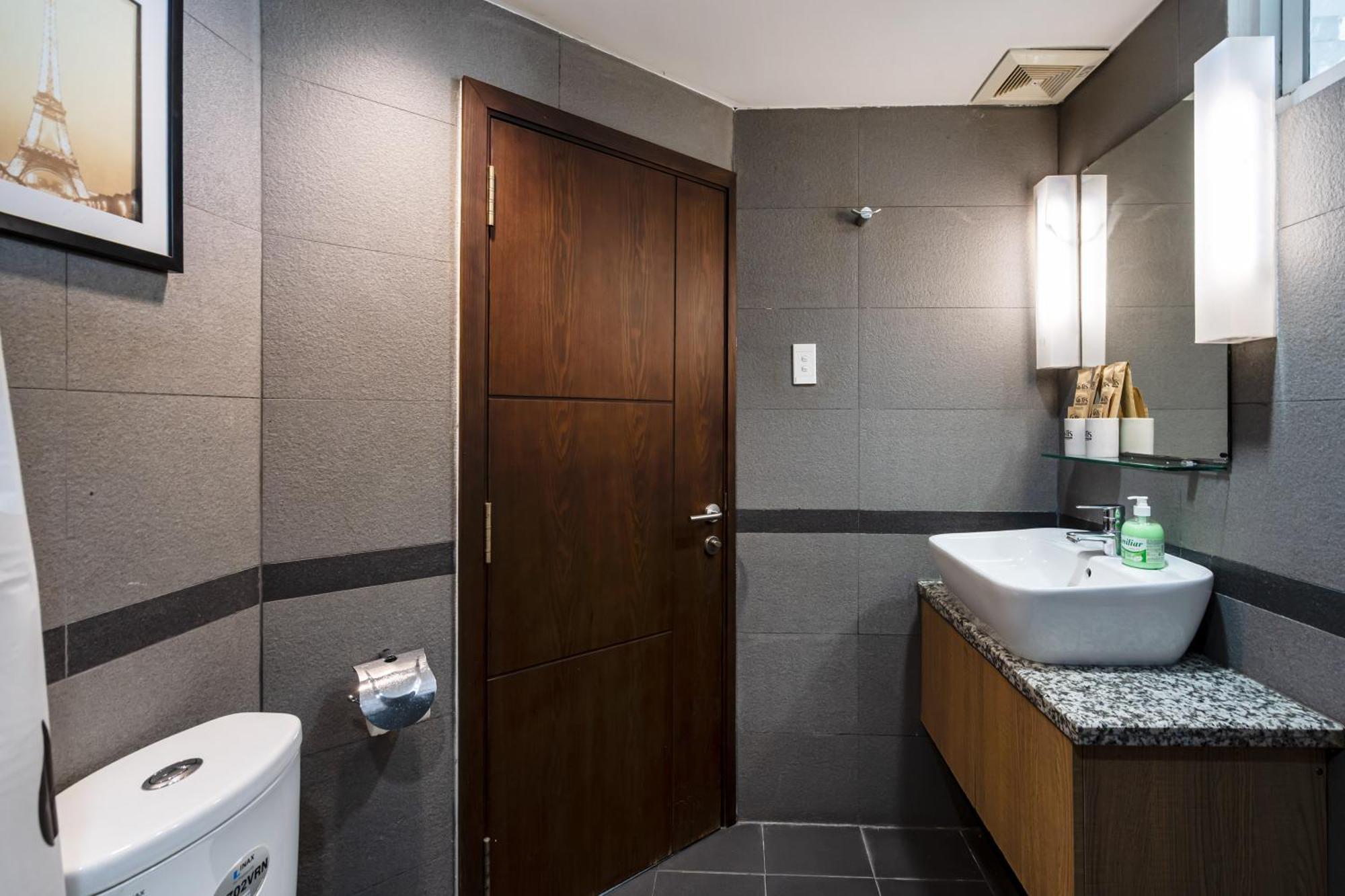 Otis - Balcony View - Steps From Bui Vien - International Plaza Building - District 1 * Ho Chi Minh City