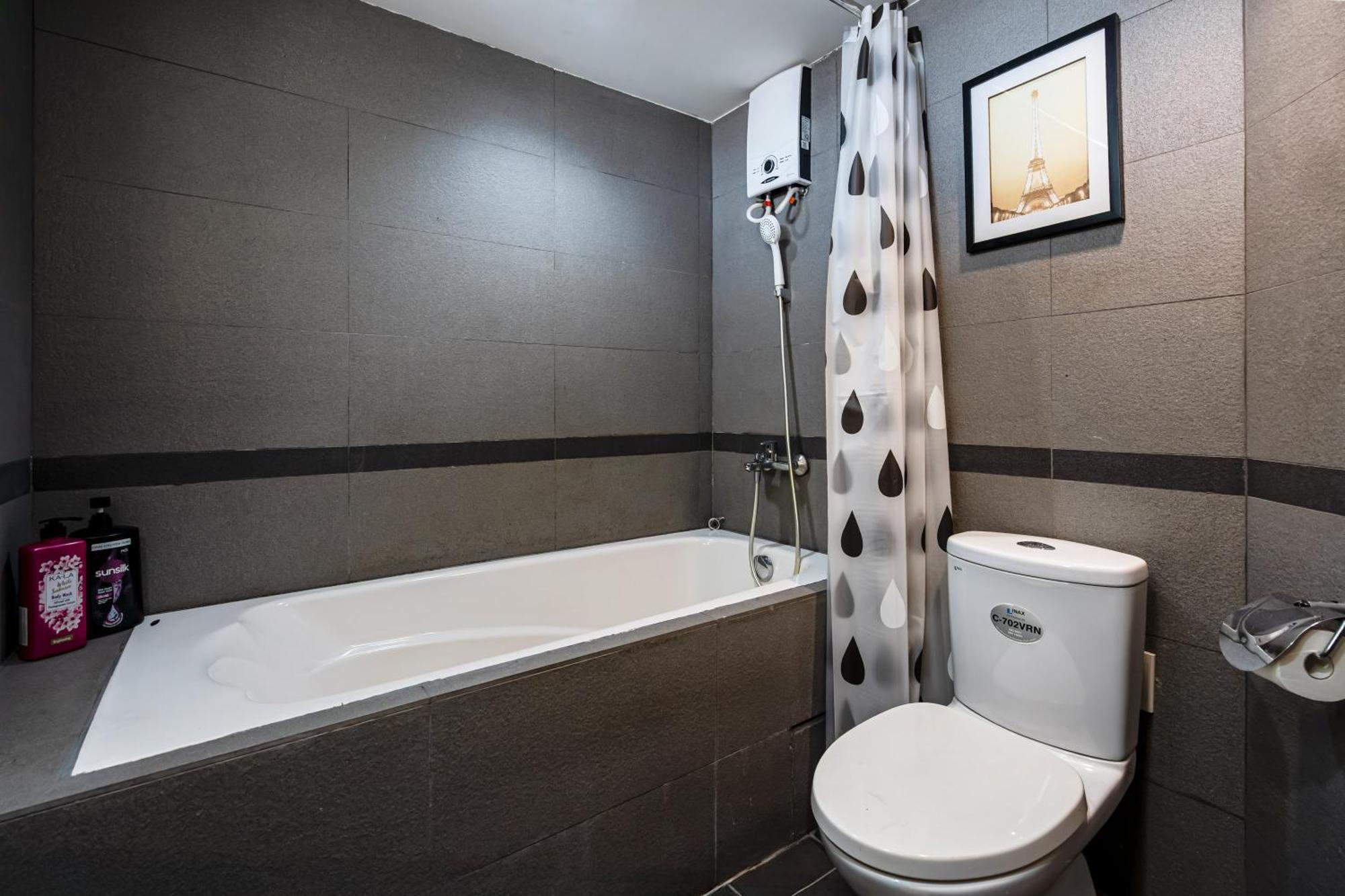 Apartment Otis - Balcony View - Steps From Bui Vien - International Plaza Building - District 1 *