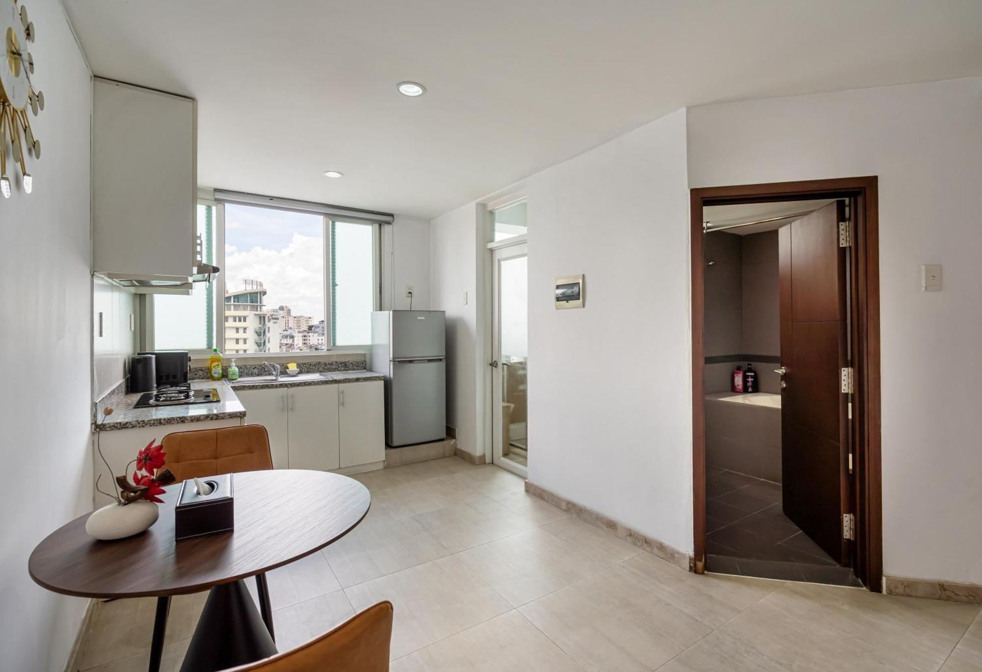 Otis - Balcony View - Steps From Bui Vien - International Plaza Building - District 1 * Ho Chi Minh City