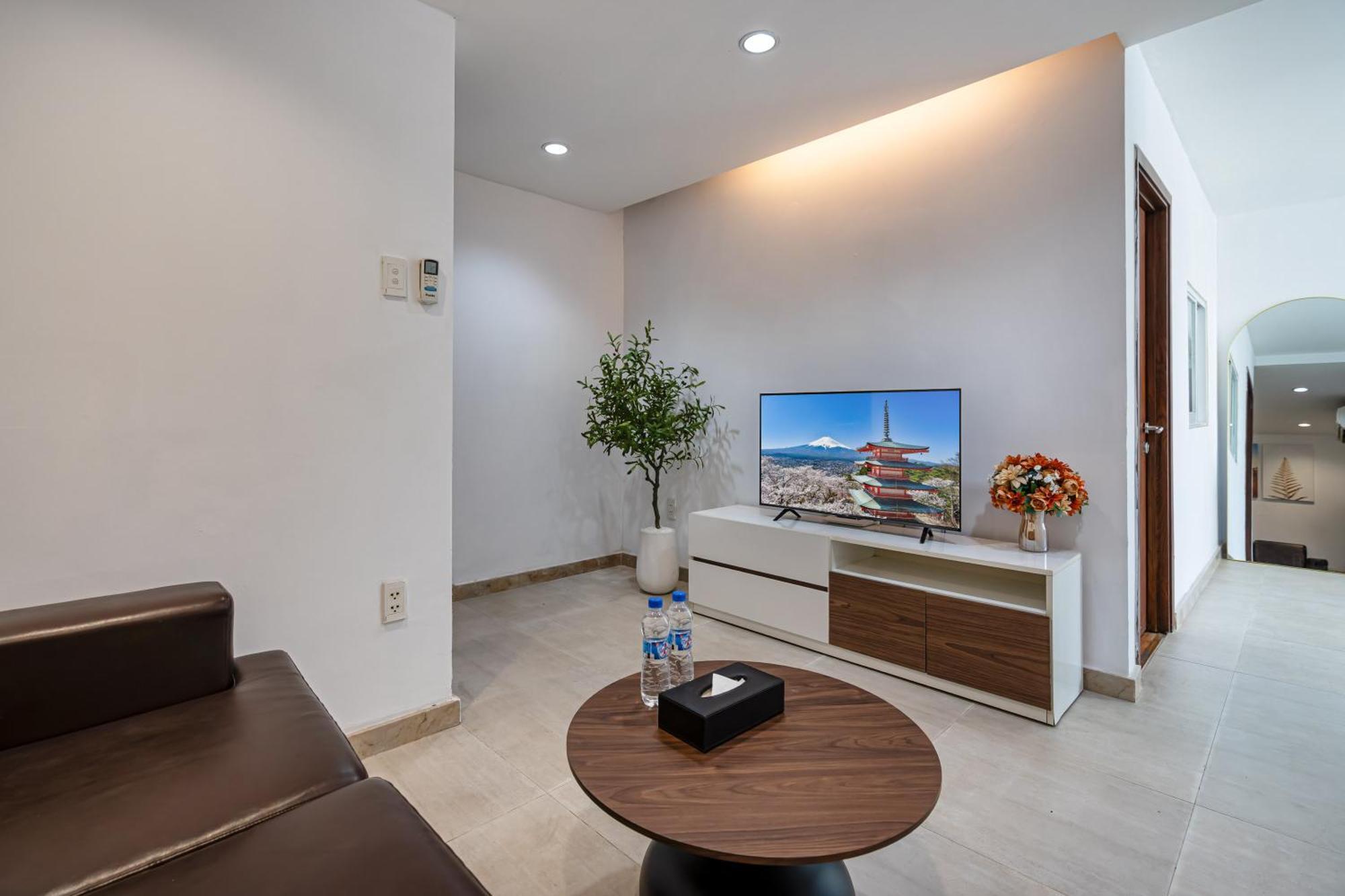 Apartment Otis - Balcony View - Steps From Bui Vien - International Plaza Building - District 1 *