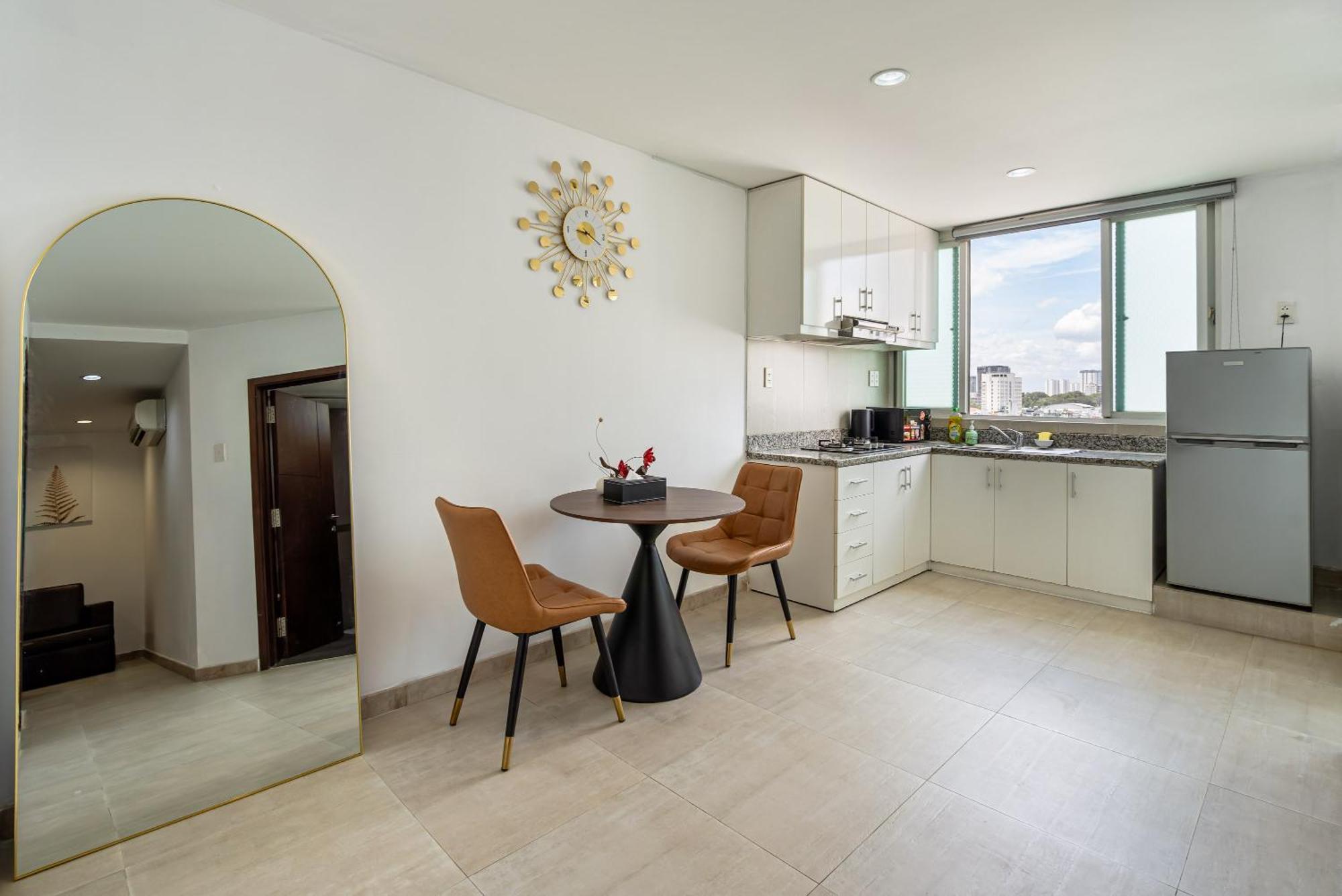 Otis - Balcony View - Steps From Bui Vien - International Plaza Building - District 1 *