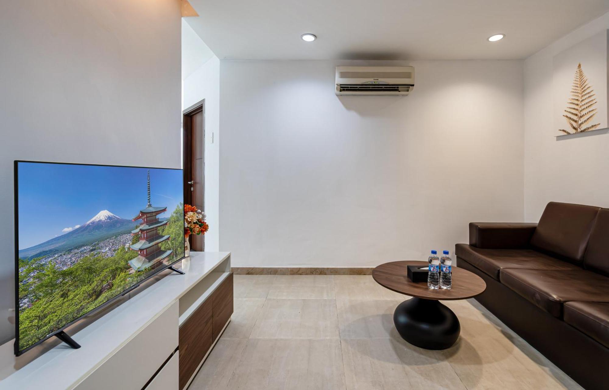 Otis - Balcony View - Steps From Bui Vien - International Plaza Building - District 1