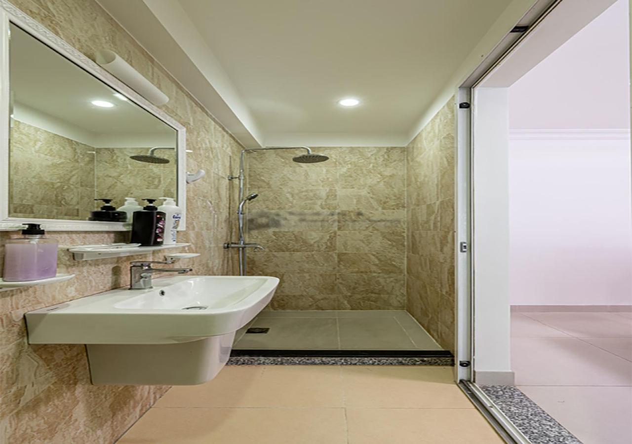 Luxury 4-bedroom With Private Pool & Billiards Table * Ho Chi Minh City