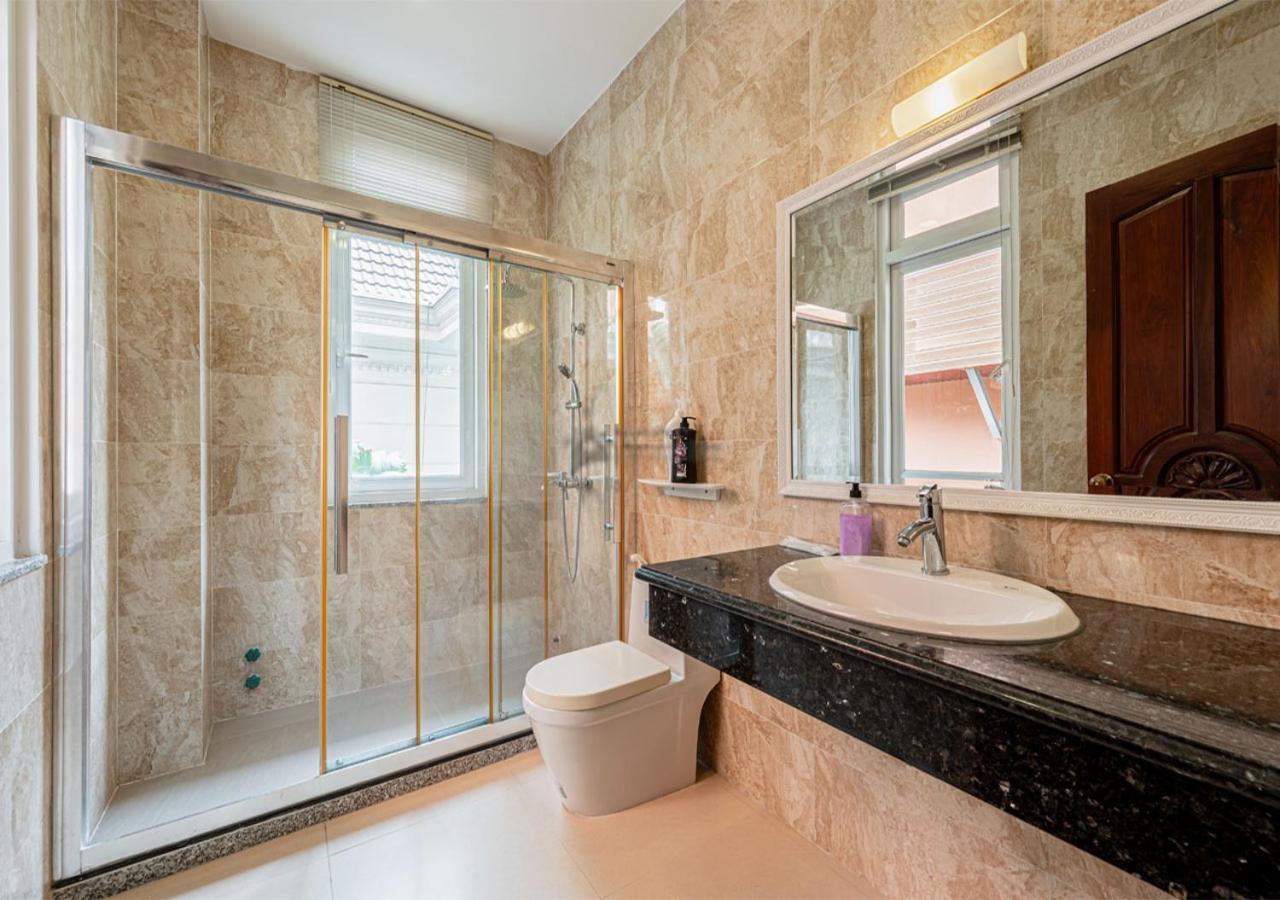 Luxury 4-bedroom With Private Pool & Billiards Table Ho Chi Minh City