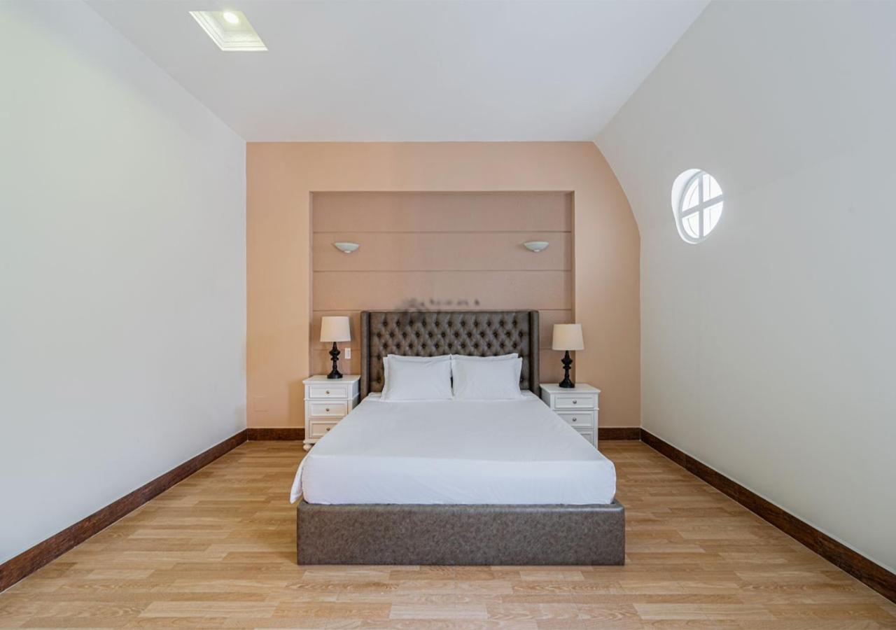 Luxury 4-bedroom With Private Pool & Billiards Table * Ho Chi Minh City