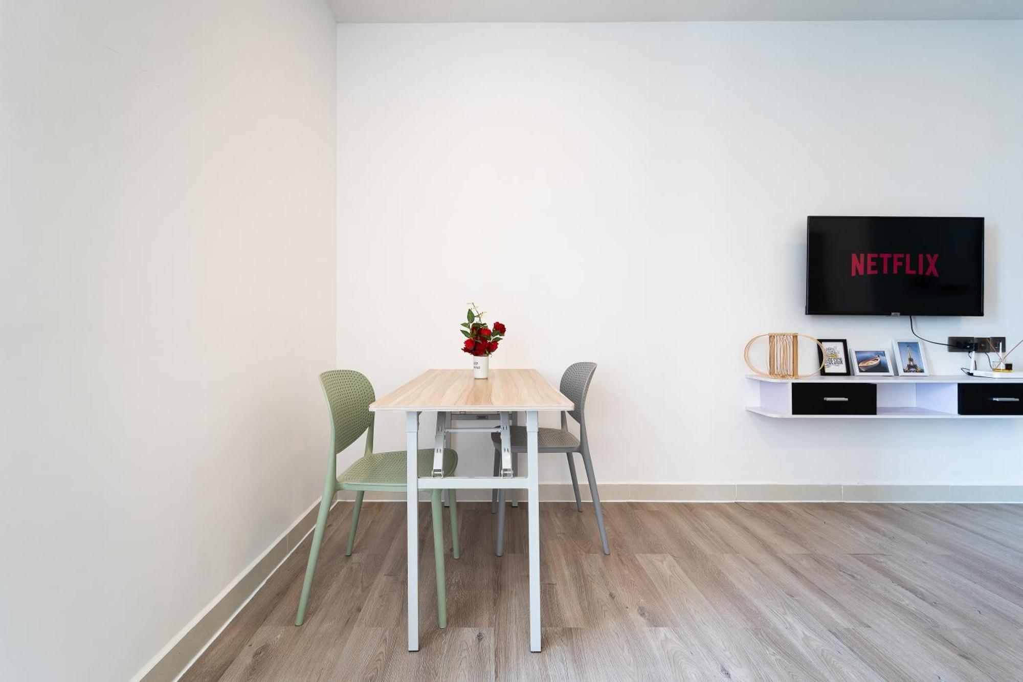 Modern Blue Retreat - Saigon Royal D4 - Hana Apartment