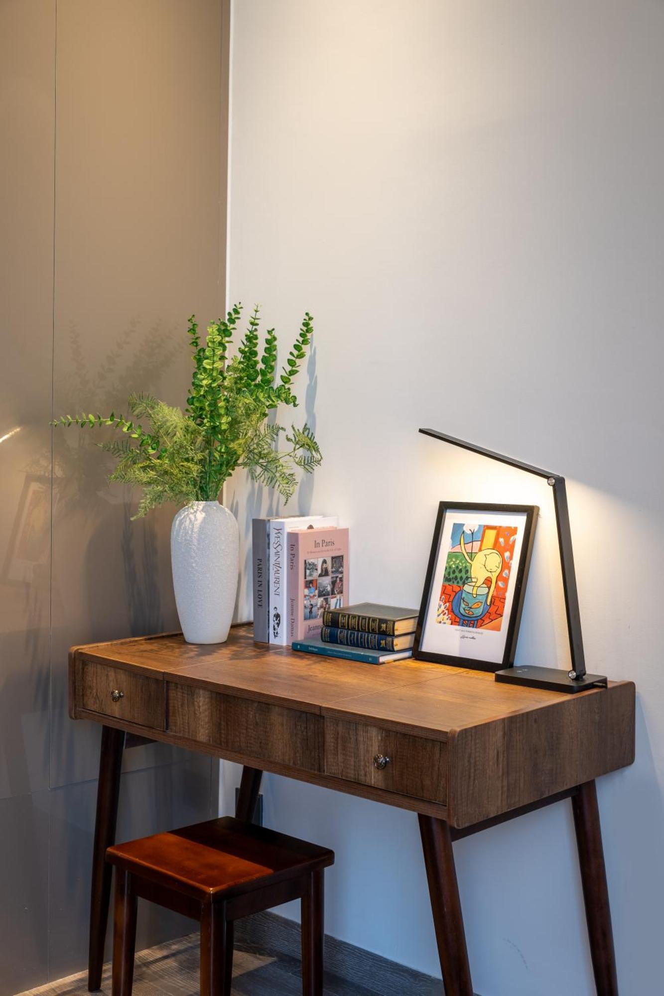 The Fabulous Marq - Host By Thomas Apartment