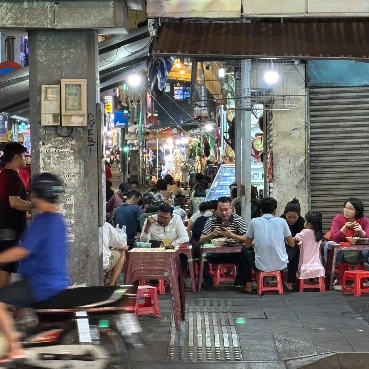 Spacious 1br Private Balcony & Cozy Netflix * Ho Chi Minh City