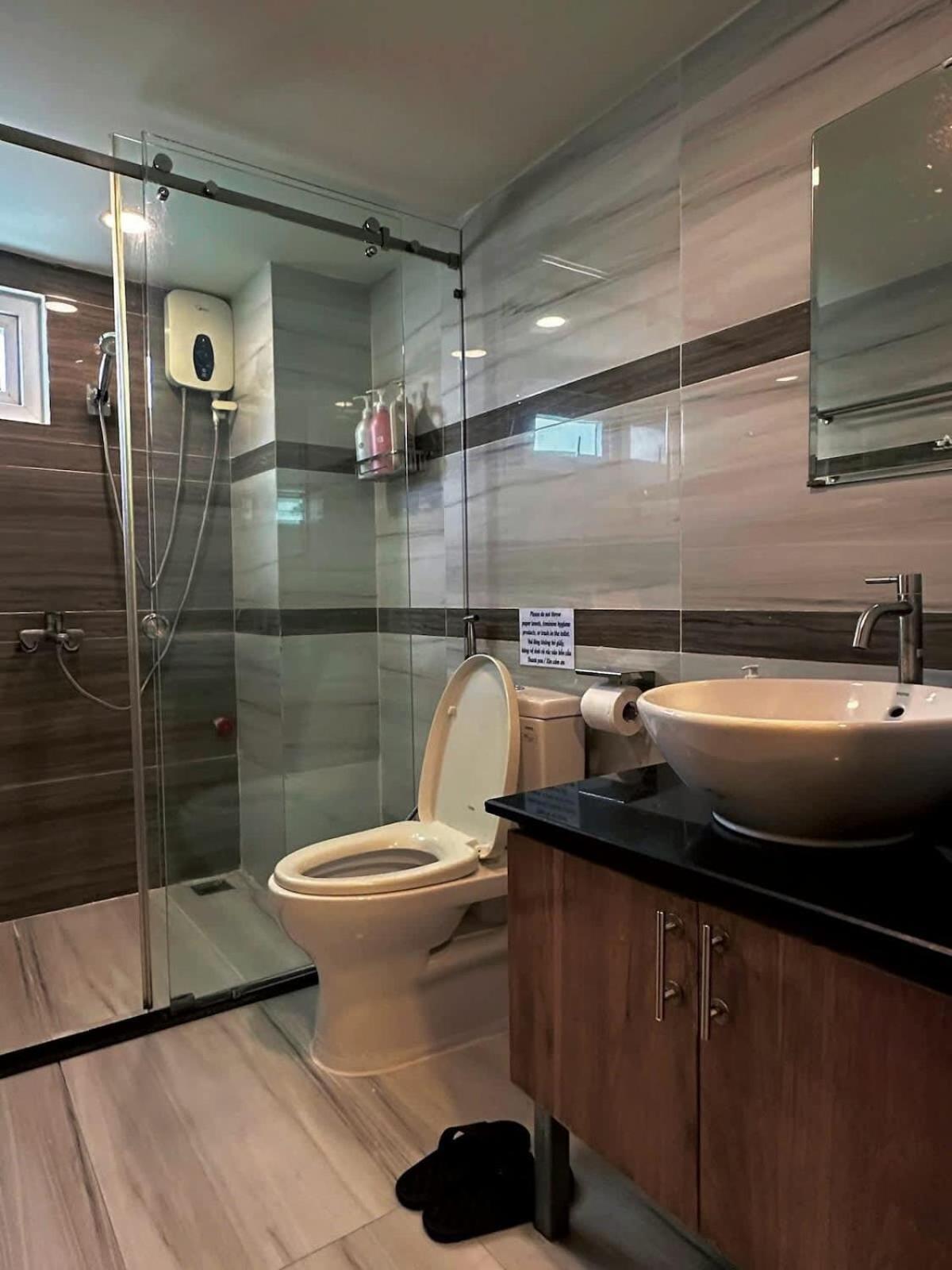 Duplex Near D1 With Floor To Ceiling Window *