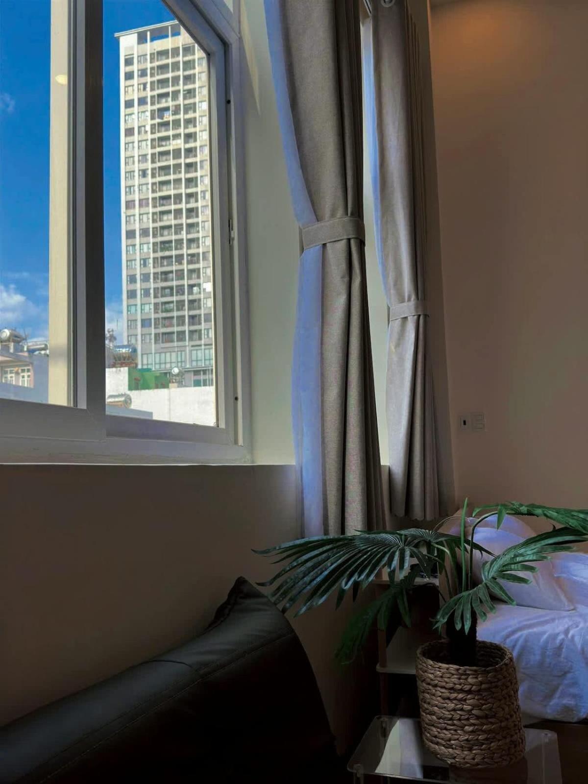 Duplex Near D1 With Floor To Ceiling Window