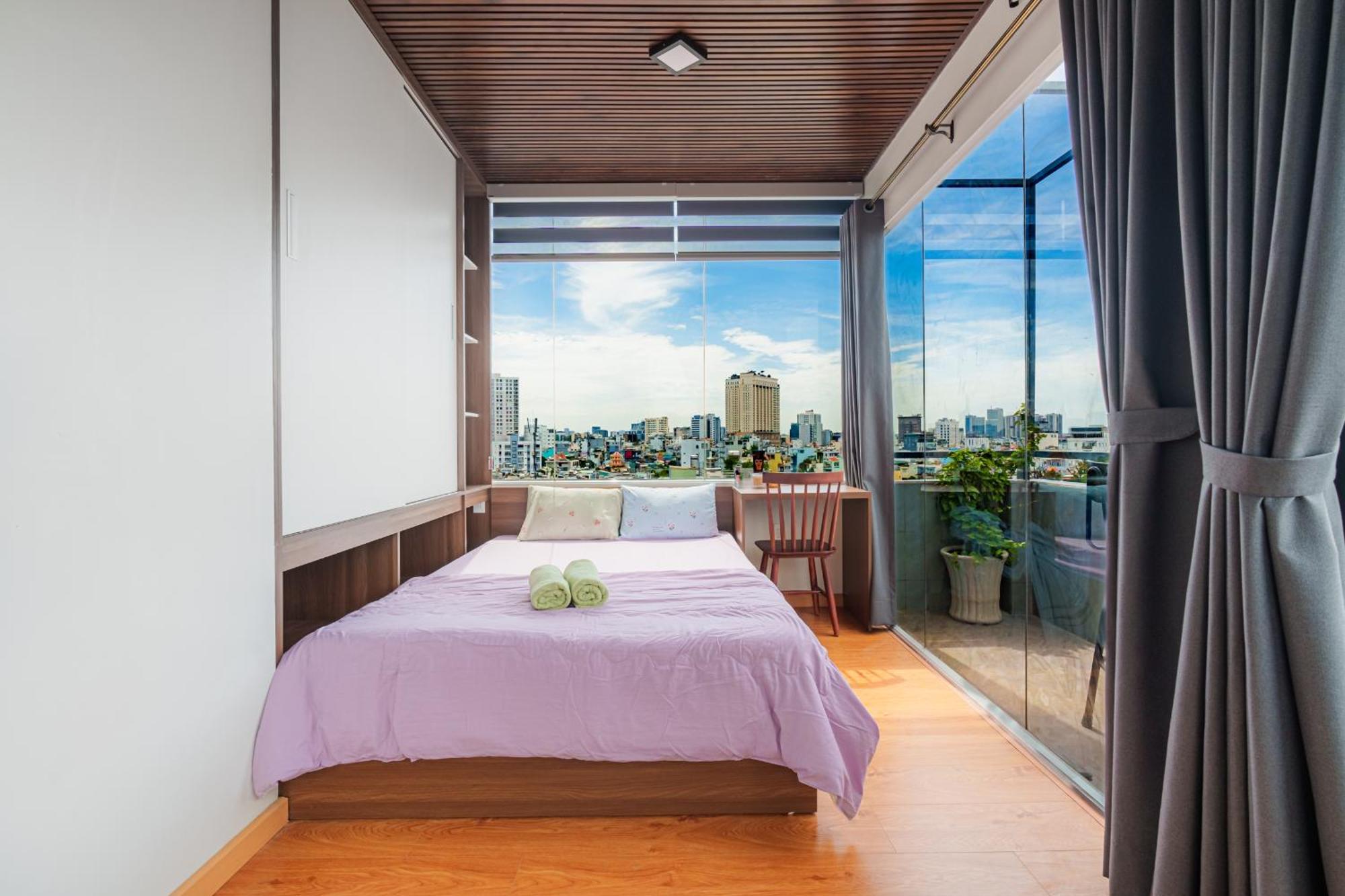 2br With A Fabulous Canal View Apartment