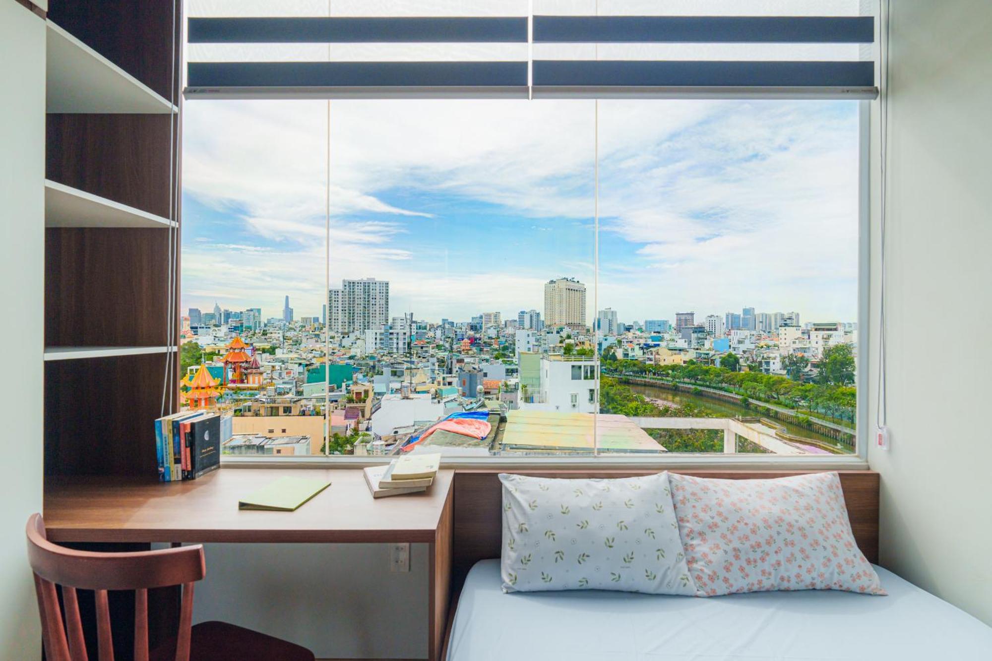2br With A Fabulous Canal View Apartment