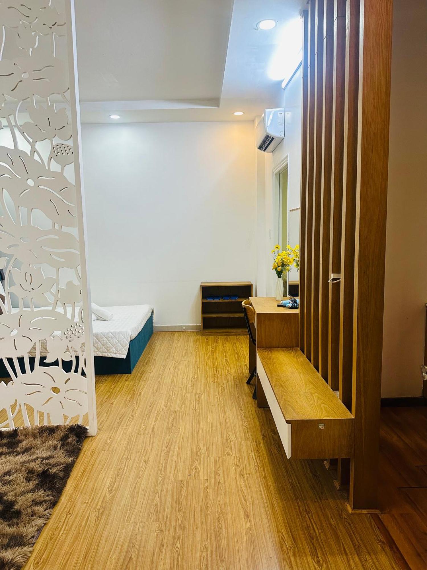 Sunny Romantic Saigon Apartment *