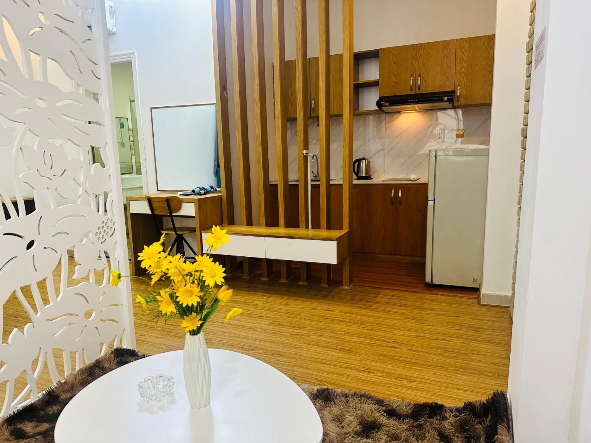 Sunny Romantic Saigon Apartment *