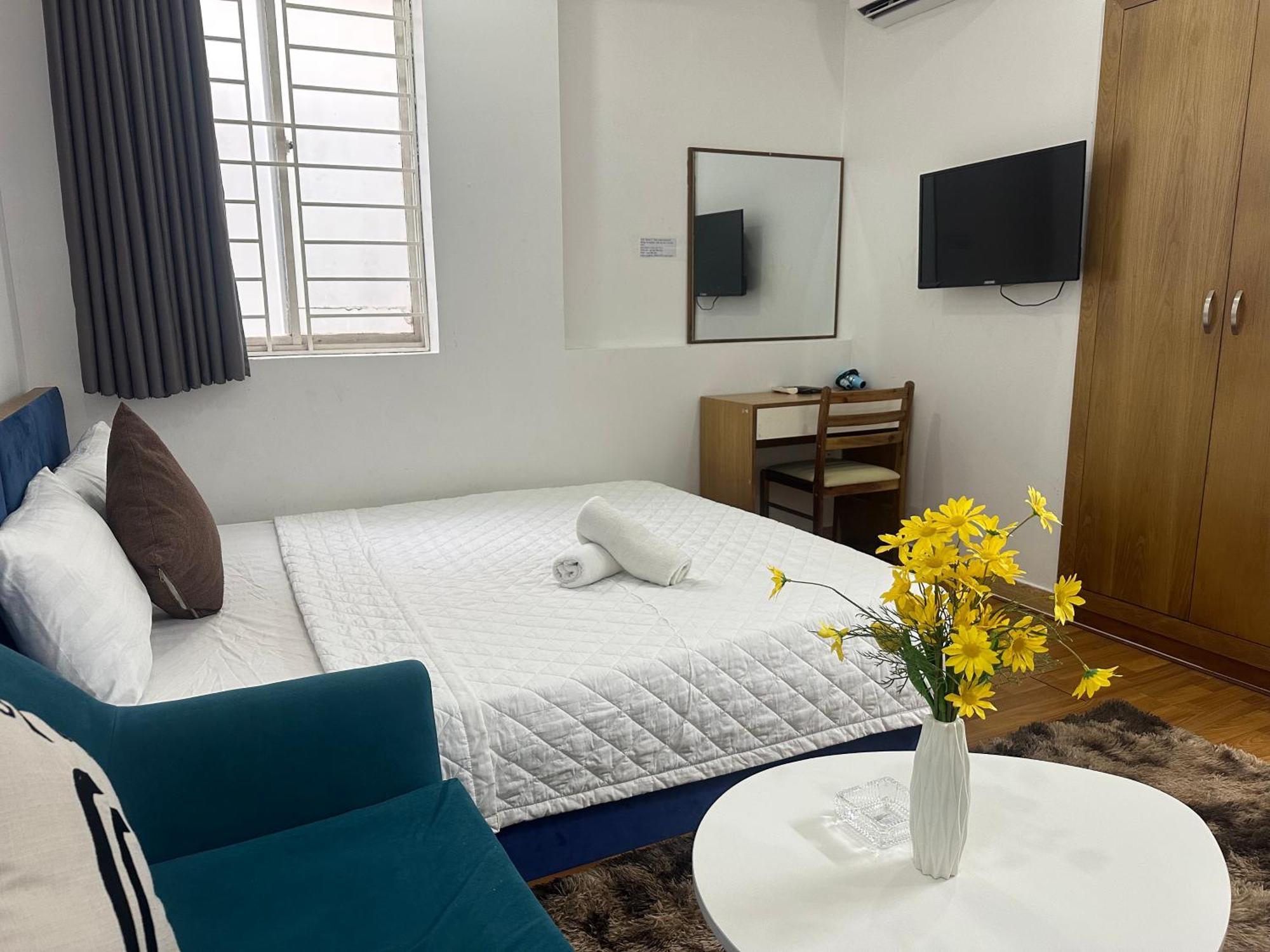 Sunny Romantic Saigon Apartment *